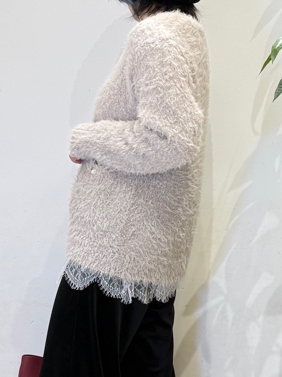 misakiさんの「SHOO･LA･RUE｜【洗濯機可】ふわふわフェザーⅤネックカーディガン」を使ったコーディネート