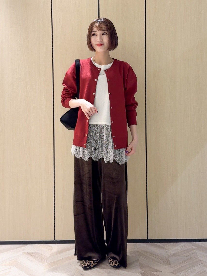 𝐜𝐡𝐢𝐤𝐚さんの「SHOO･LA･RUE｜【セットアップ可/洗濯機可】軽やかに羽織れる スポンディッシュ ニットカーディガン」を使ったコーディネート