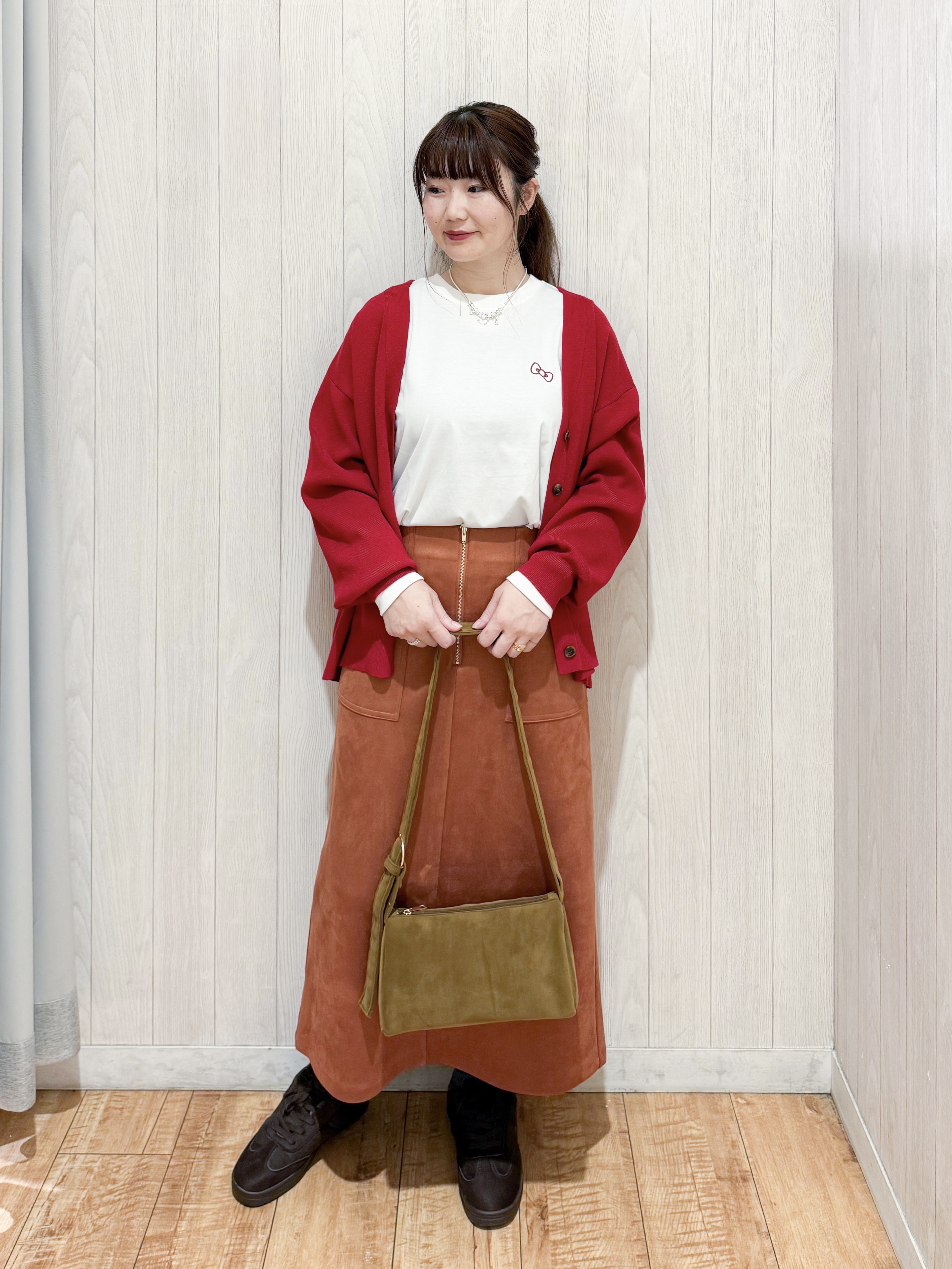 愛さんの「SHOO･LA･RUE｜【毛玉になりにくい/S-LL/洗濯機可/体型カバー】Vネックゆったりカーディガン」を使ったコーディネート