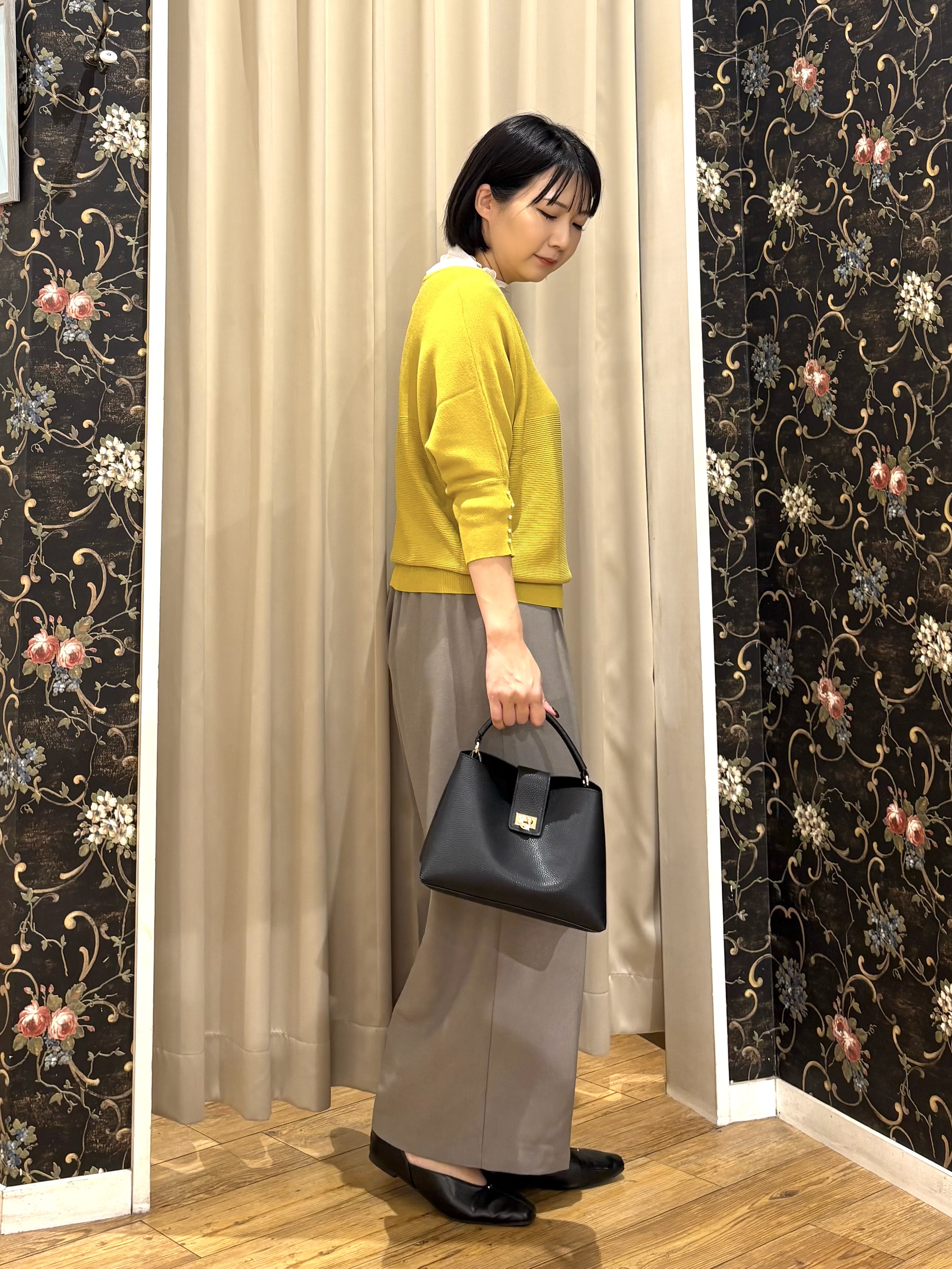 ネリさんの「SHOO･LA･RUE｜【毛玉になりにくい】パール調ボタンが女性らしさをプラス ガーター切替 7分袖ドルマンニット」を使ったコーディネート