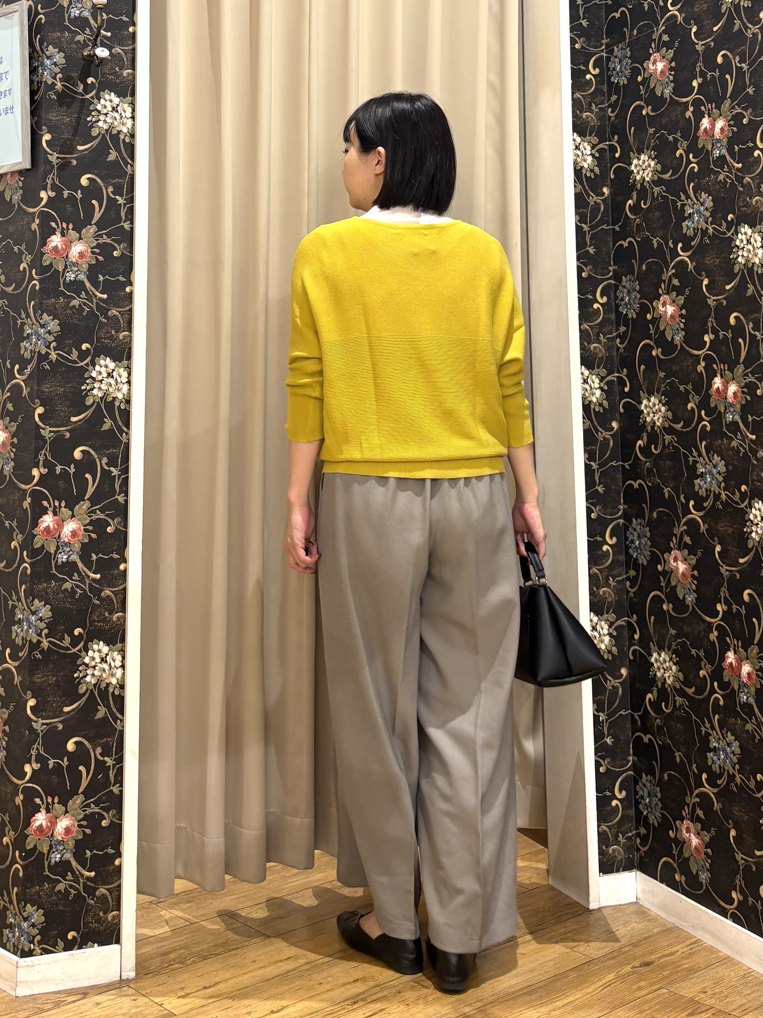 ネリさんの「SHOO･LA･RUE｜【毛玉になりにくい】パール調ボタンが女性らしさをプラス ガーター切替 7分袖ドルマンニット」を使ったコーディネート