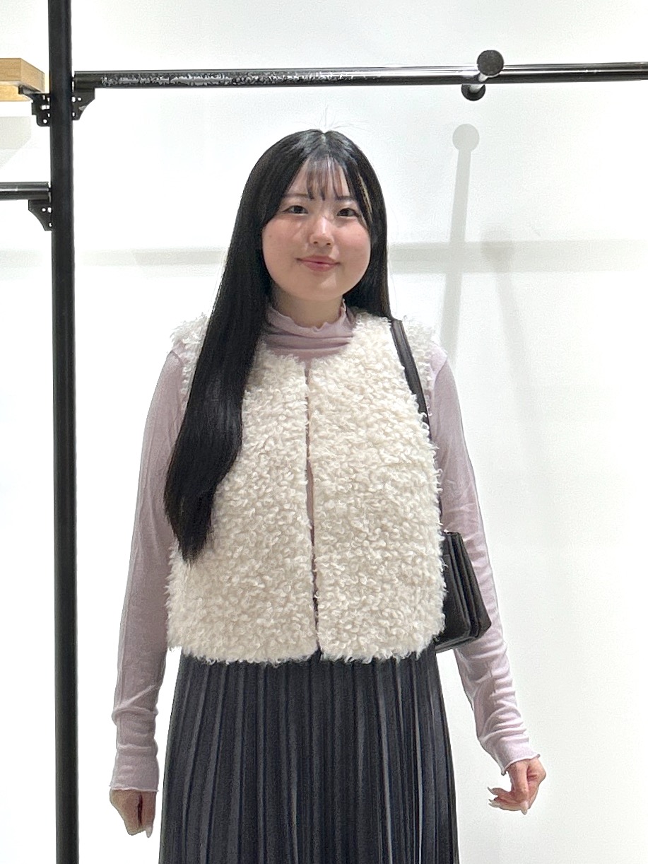 sayaさんの「OPAQUE.CLIP｜カーリーフェイクファーベスト【洗濯機OK】」を使ったコーディネート