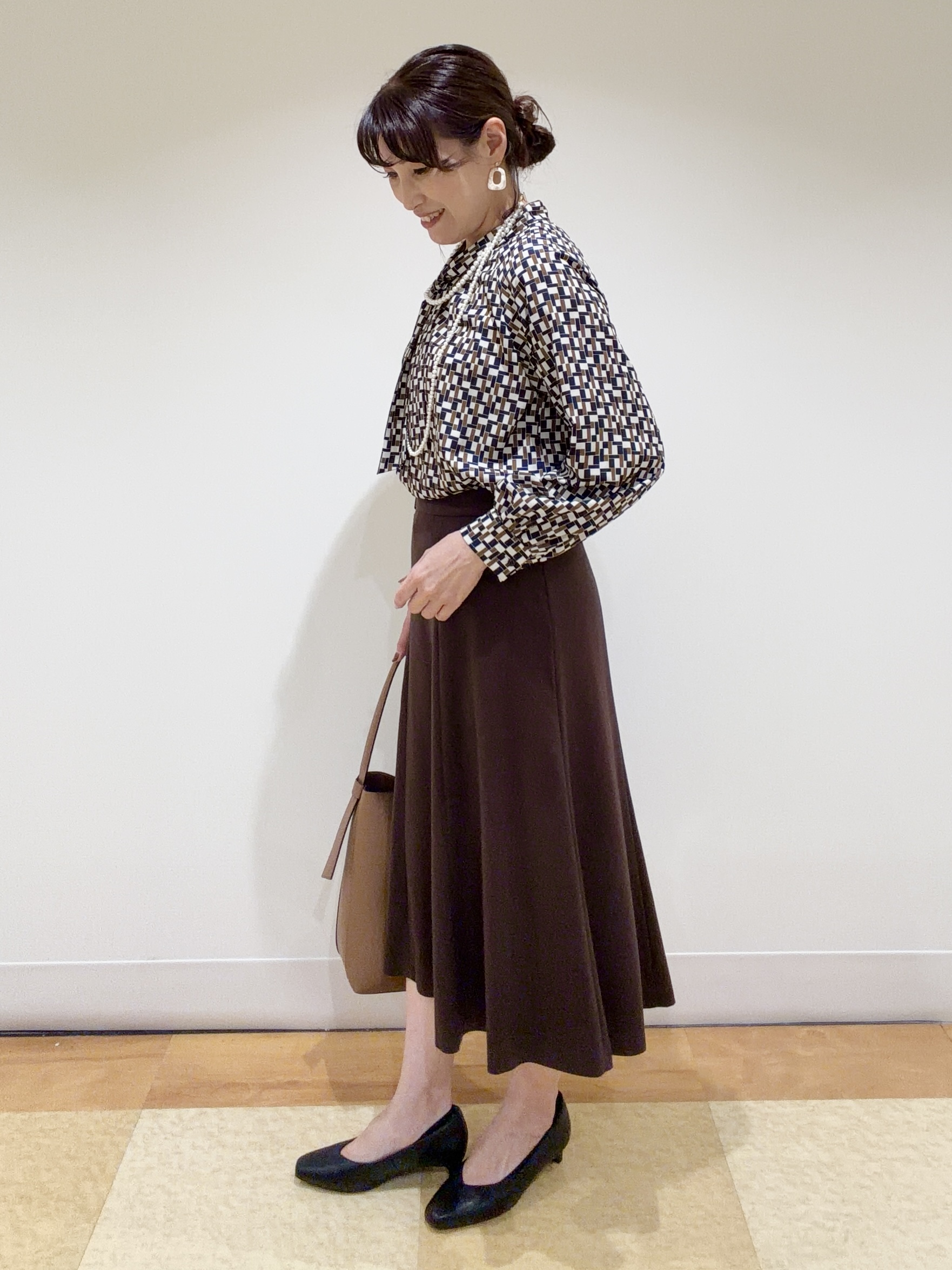 ayaさんの「Reflect｜【SS-4Lサイズ／セットアップ】幾何柄プリント ボウタイデザインブラウス」を使ったコーディネート