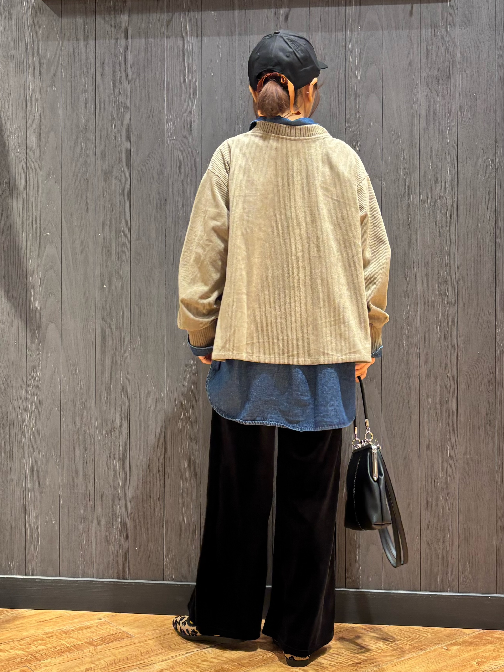 meiさんの「SHOO･LA･RUE｜【S-LL/洗濯機可/前後2WAY】大人上品にきまる コーデュロイトップス」を使ったコーディネート