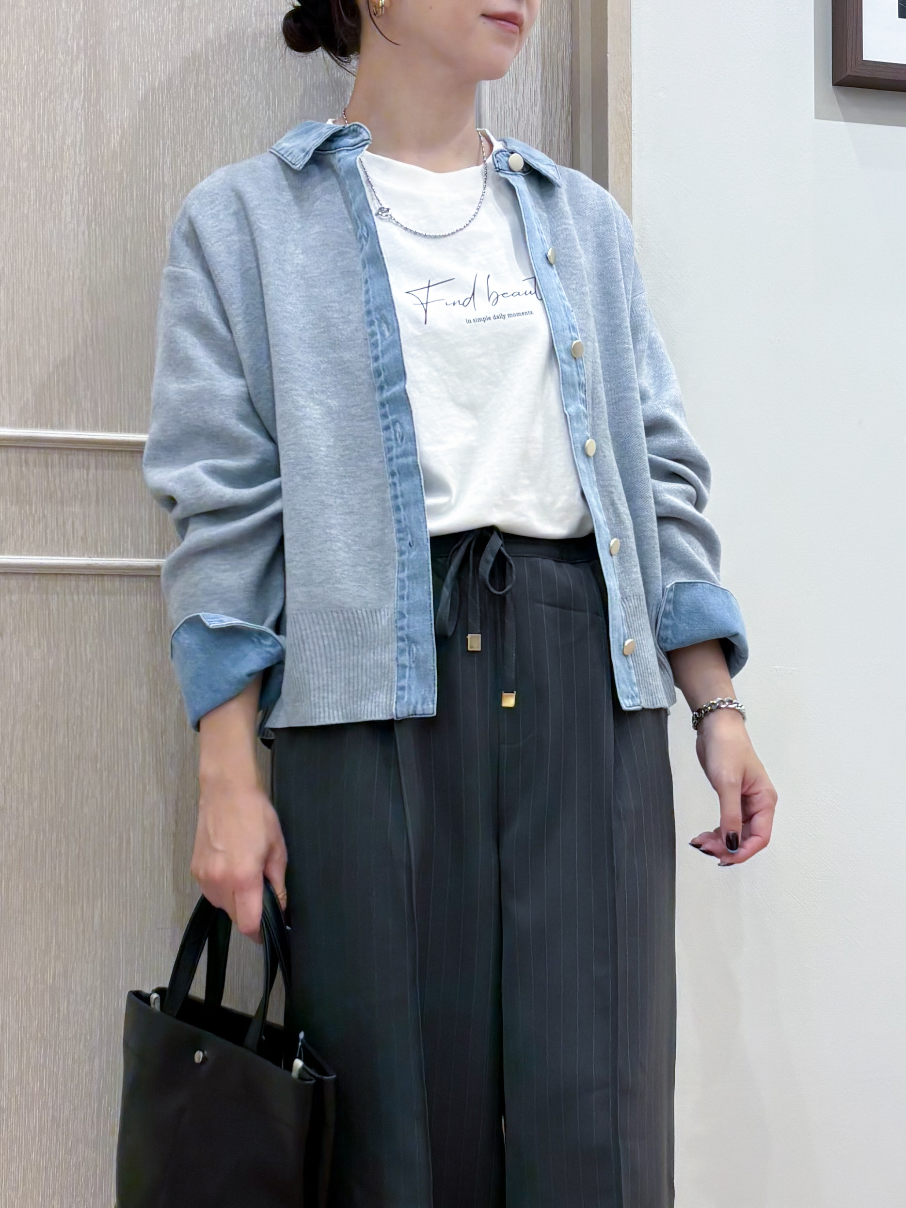 なみさんの「SHOO･LA･RUE｜【S-LL/洗濯機可】デニム／チェック切替でこなれ見え 金ボタンニットカーディガン」を使ったコーディネート