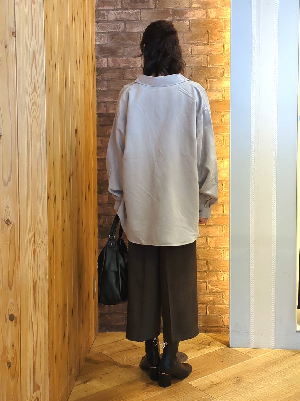 massuさんの「SHOO･LA･RUE｜【S-LL/洗濯機可】なめらかさが心地いい。スエード調ポケットシャツ」を使ったコーディネート