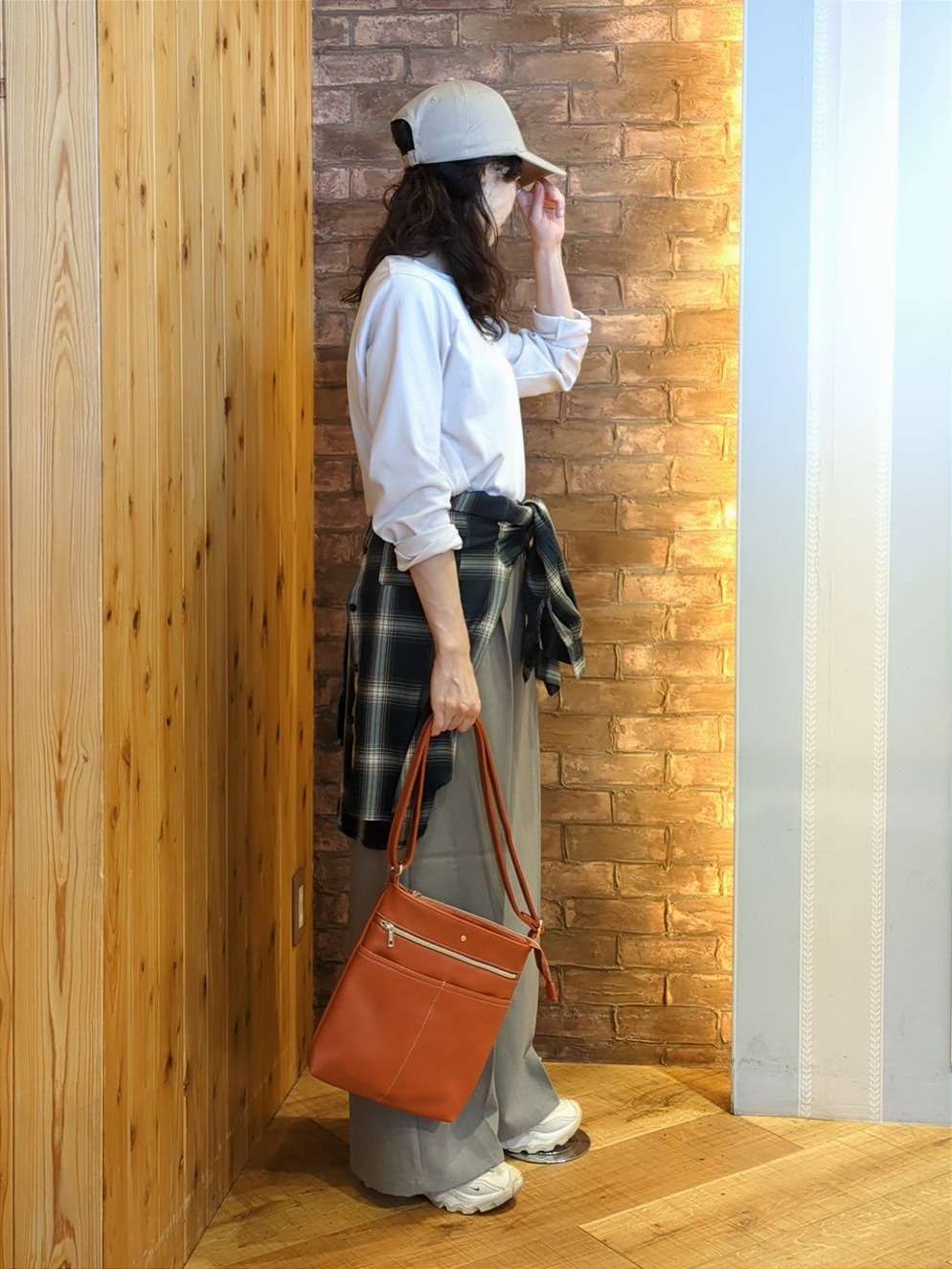 massuさんの「SHOO･LA･RUE｜【洗濯後しわになりにくい/S-LL】気分で選ぶ 大人のデイリー使いに ベーシックシャツ」を使ったコーディネート