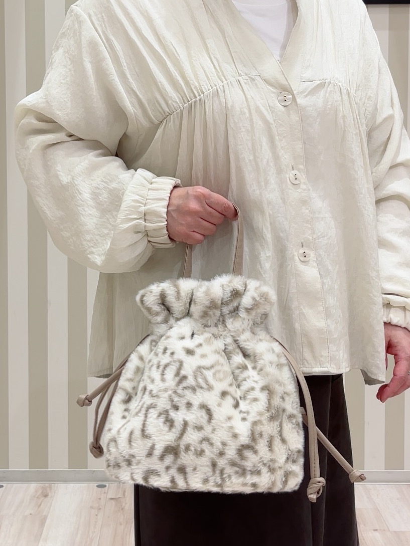 ma_miさんの「SHOO･LA･RUE｜【S-LL/洗濯機可】着痩せシルエット シャーリングシャツカーディガン」を使ったコーディネート