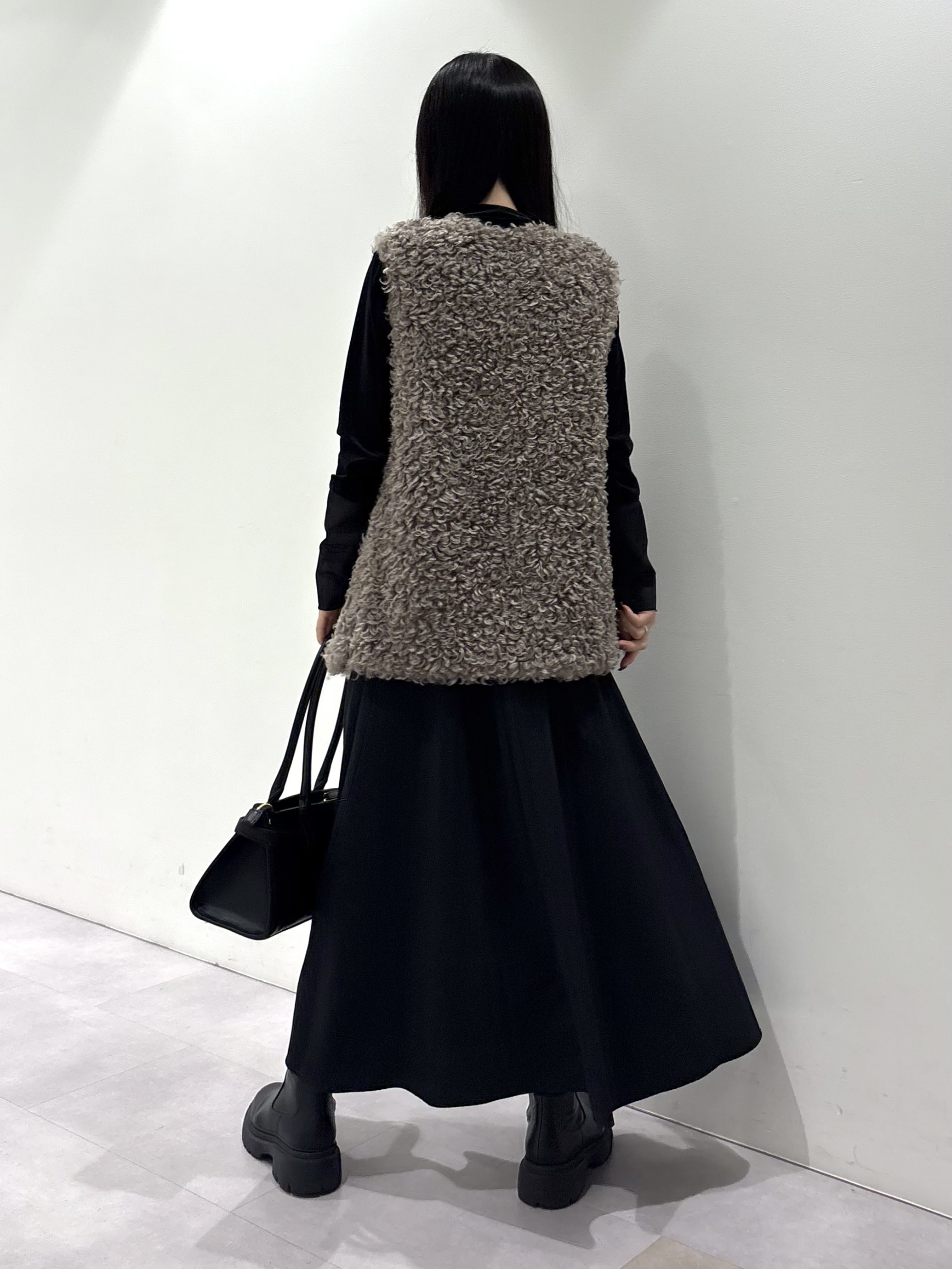 KEIKOさんの「INDIVI｜【羽織るだけでお洒落】カールエコファー ジレ」を使ったコーディネート