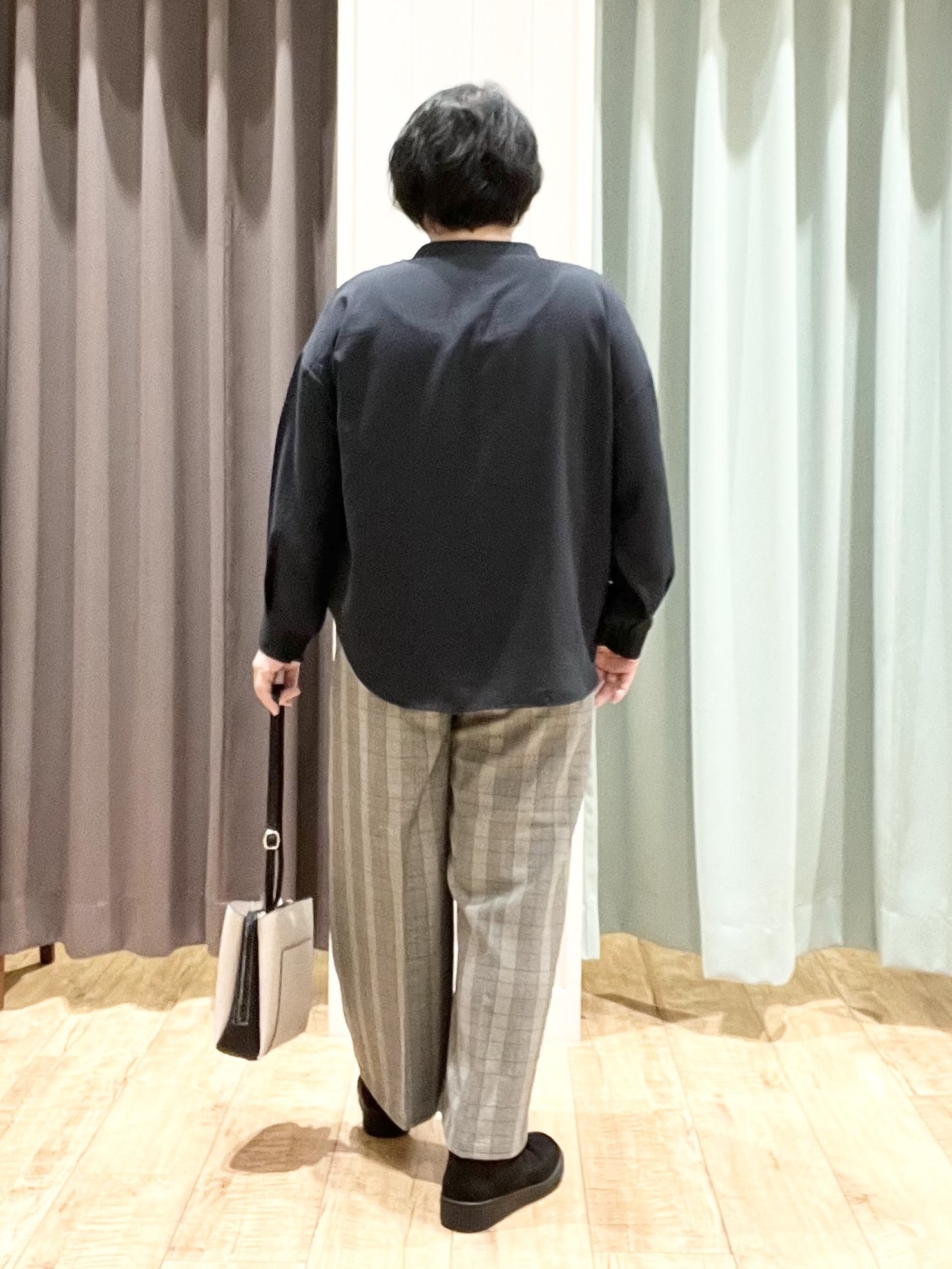 あやさんの「SHOO･LA･RUE｜【洗濯後しわになりにくい/S-LL】こなれ見え ゆるっと キーネック金ボタンポケットシャツ」を使ったコーディネート