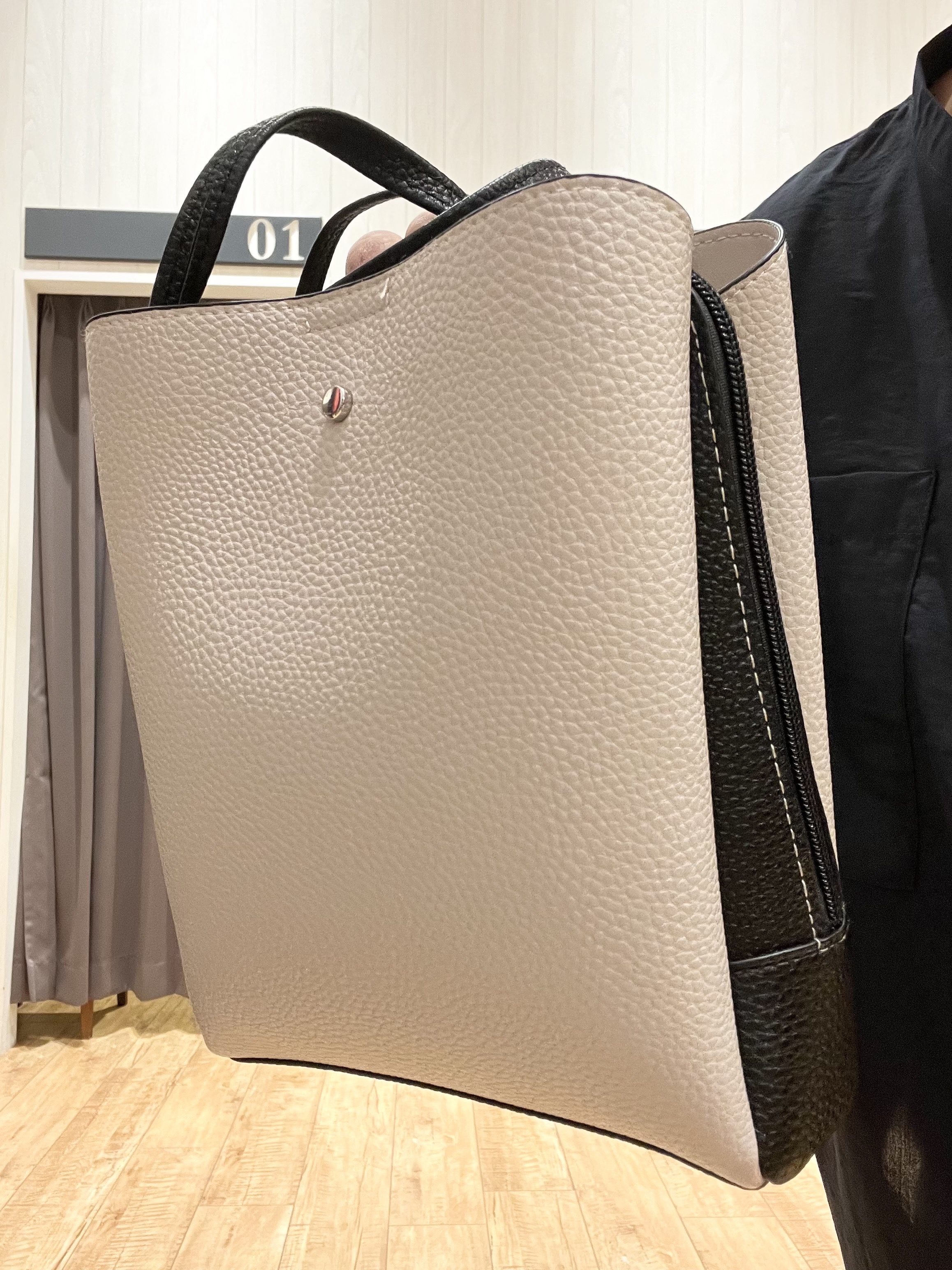 あやさんの「SHOO･LA･RUE｜【洗濯後しわになりにくい/S-LL】こなれ見え ゆるっと キーネック金ボタンポケットシャツ」を使ったコーディネート