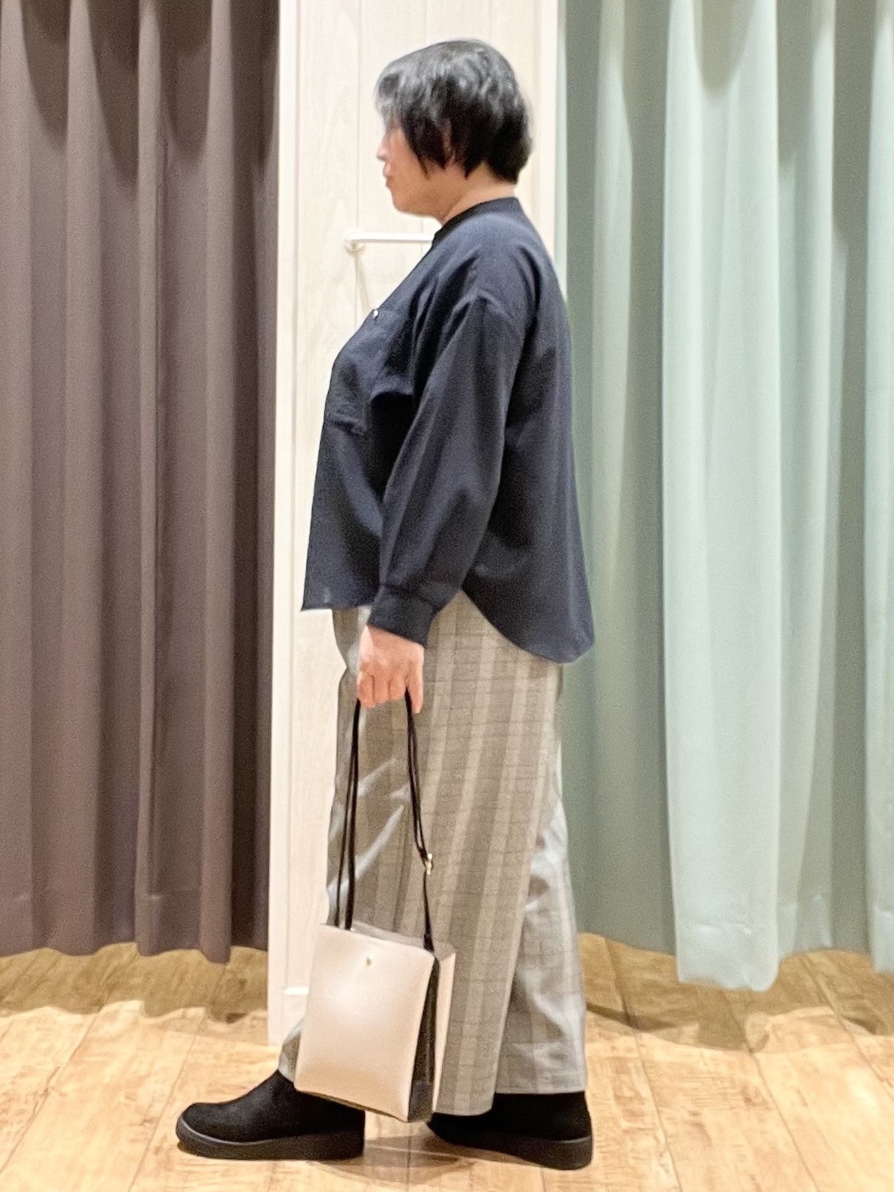 あやさんの「SHOO･LA･RUE｜【洗濯後しわになりにくい/S-LL】こなれ見え ゆるっと キーネック金ボタンポケットシャツ」を使ったコーディネート