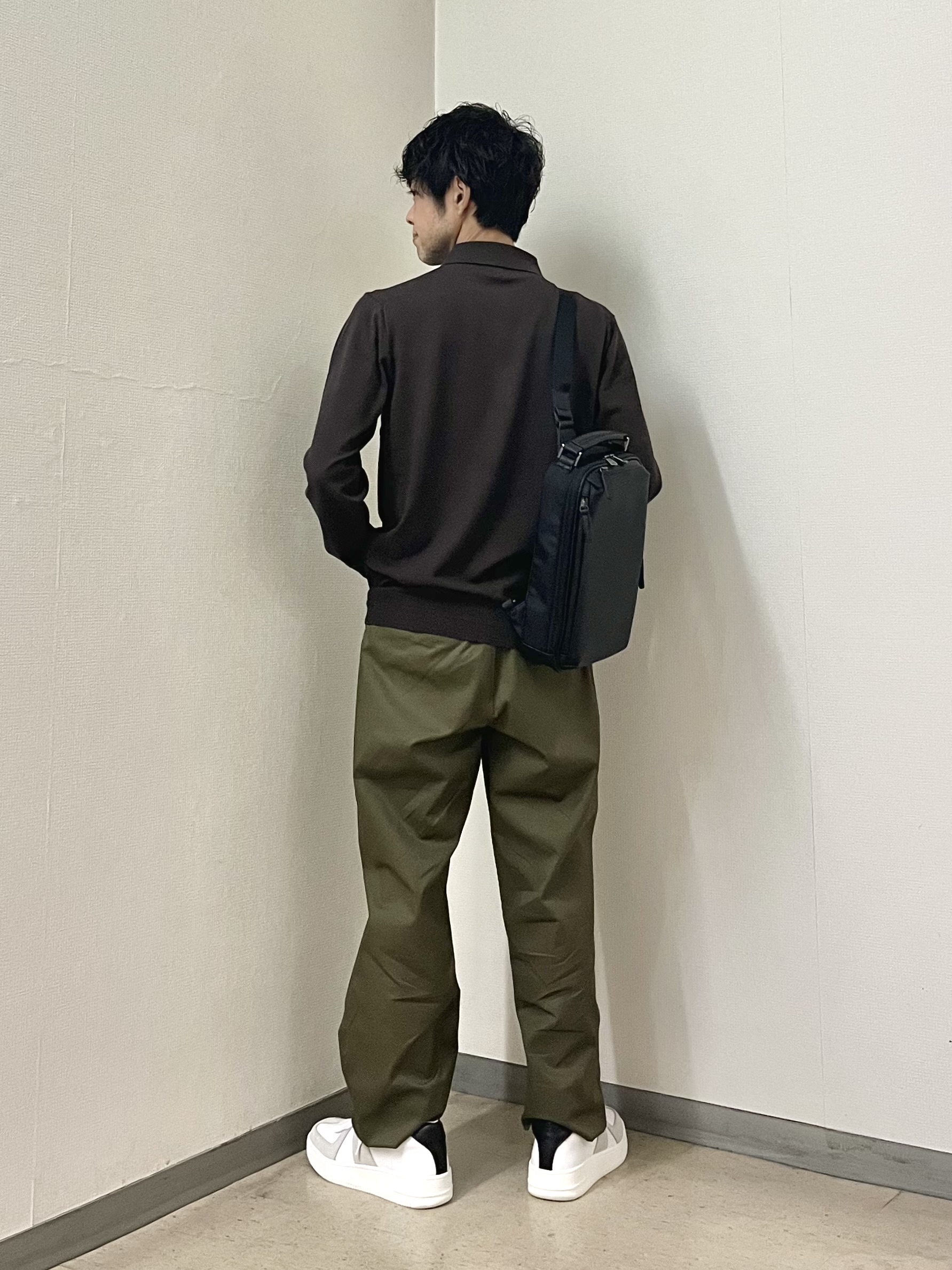 URAさんの「TAKEO KIKUCHI｜レーヨン ニット ポロシャツ」を使ったコーディネート