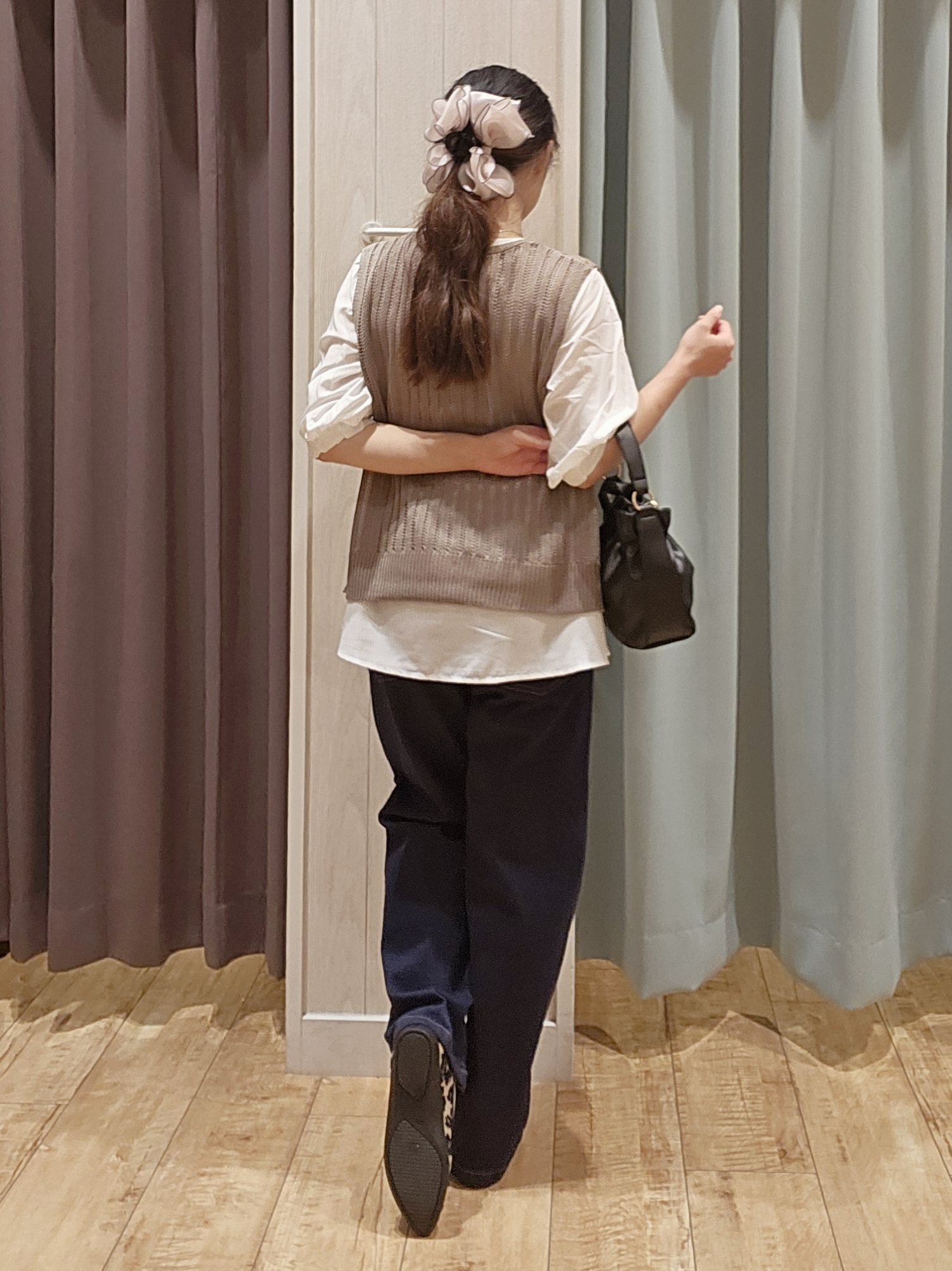 miyaさんの「SHOO･LA･RUE｜【2点セット/洗濯機可/S-LL】時短でコーデ決まる 透かし編みニットベスト＋5分袖シャツ」を使ったコーディネート
