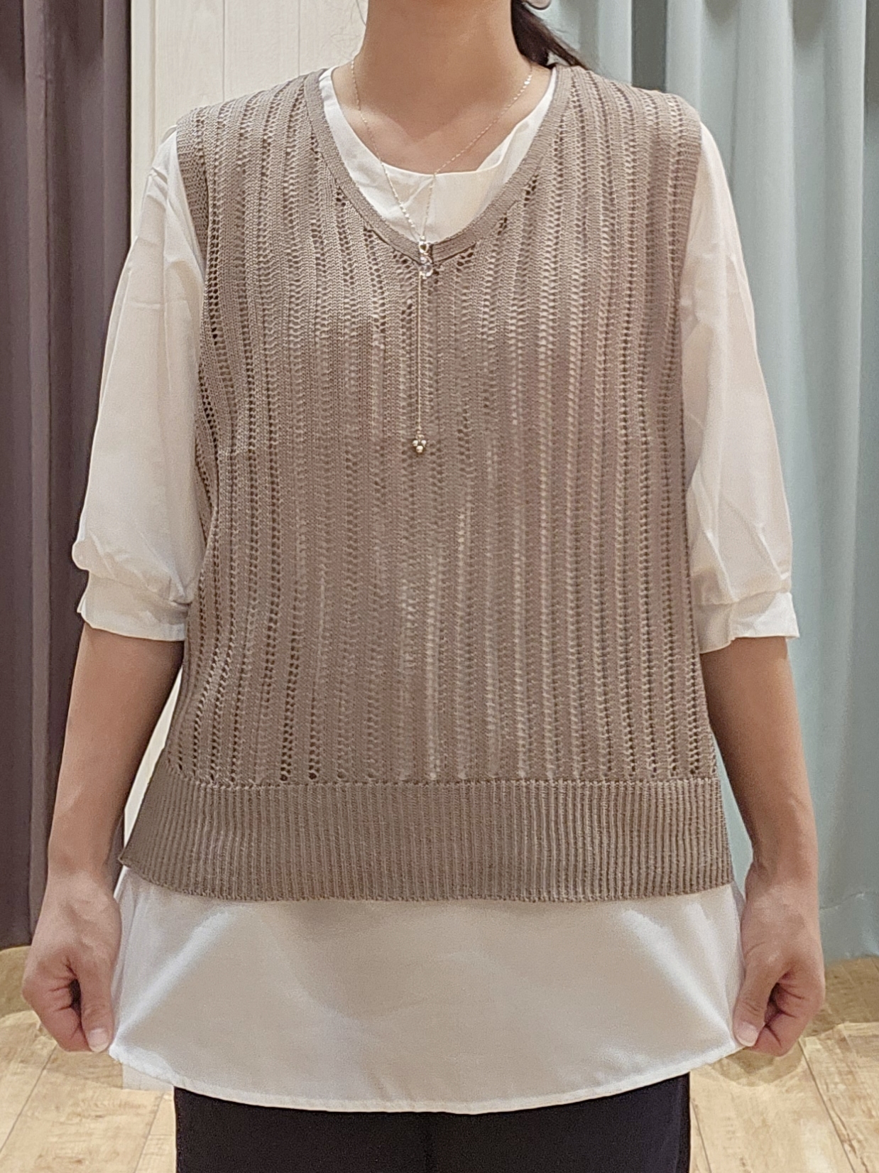 miyaさんの「SHOO･LA･RUE｜【2点セット/洗濯機可/S-LL】時短でコーデ決まる 透かし編みニットベスト＋5分袖シャツ」を使ったコーディネート