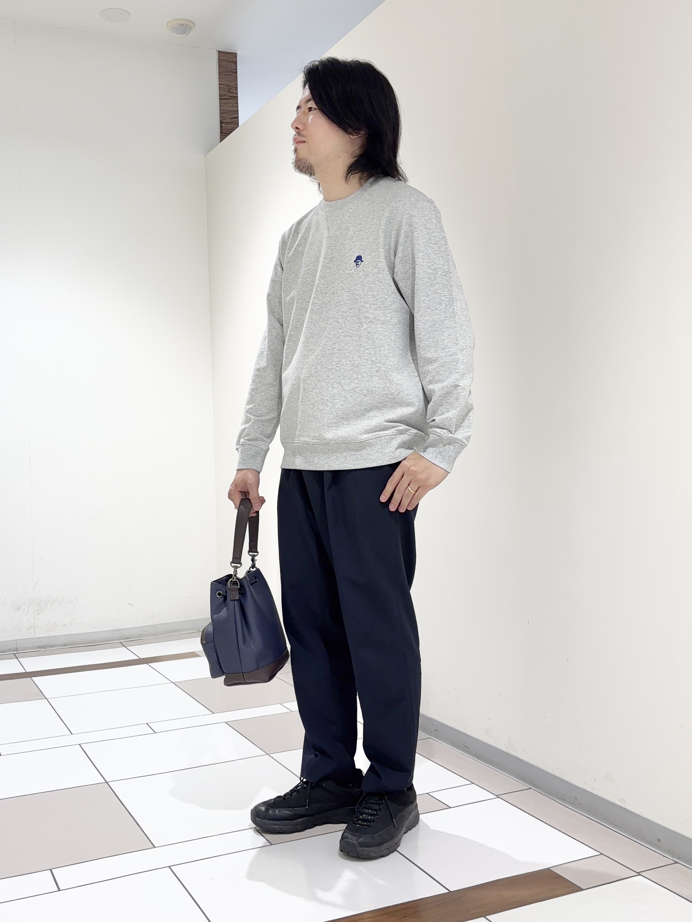 及川さんの「TAKEO KIKUCHI｜ワンポイント刺繍 ミニ裏毛 プルオーバージャージ」を使ったコーディネート