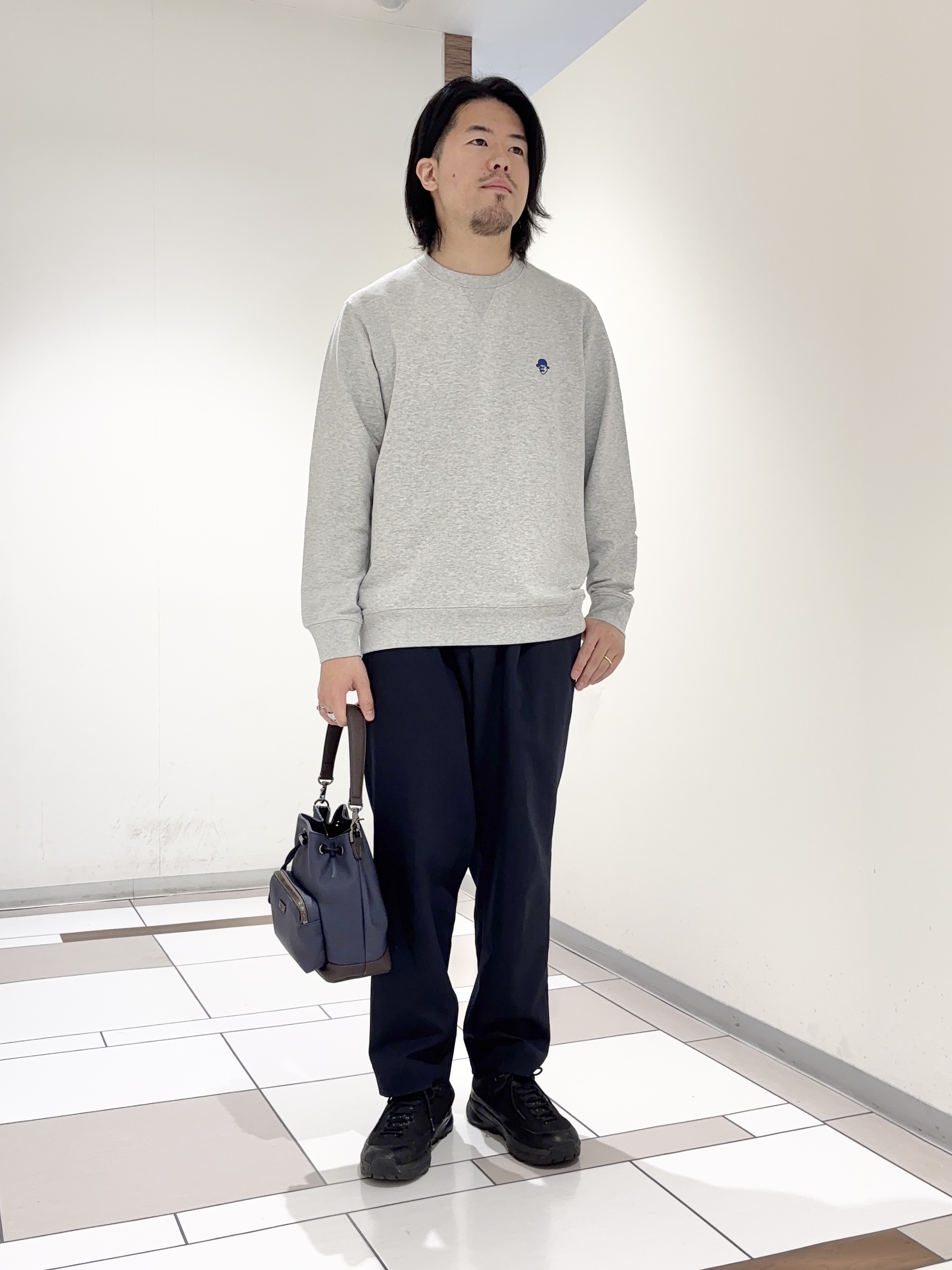 及川さんの「TAKEO KIKUCHI｜ワンポイント刺繍 ミニ裏毛 プルオーバージャージ」を使ったコーディネート