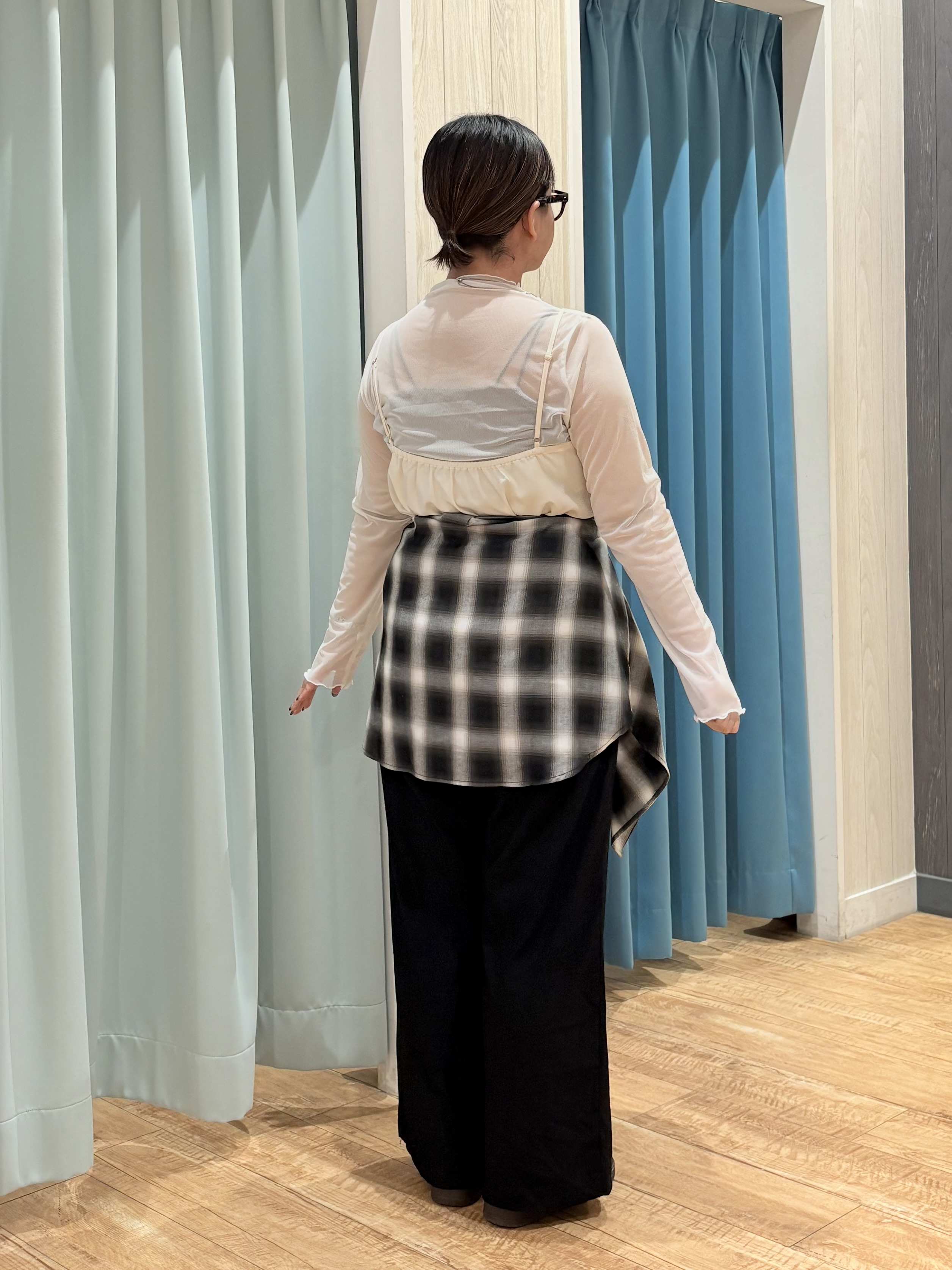 砂糖さんの「SHOO･LA･RUE｜【洗濯後しわになりにくい/S-LL】こなれ見え ゆるっと キーネック金ボタンポケットシャツ」を使ったコーディネート