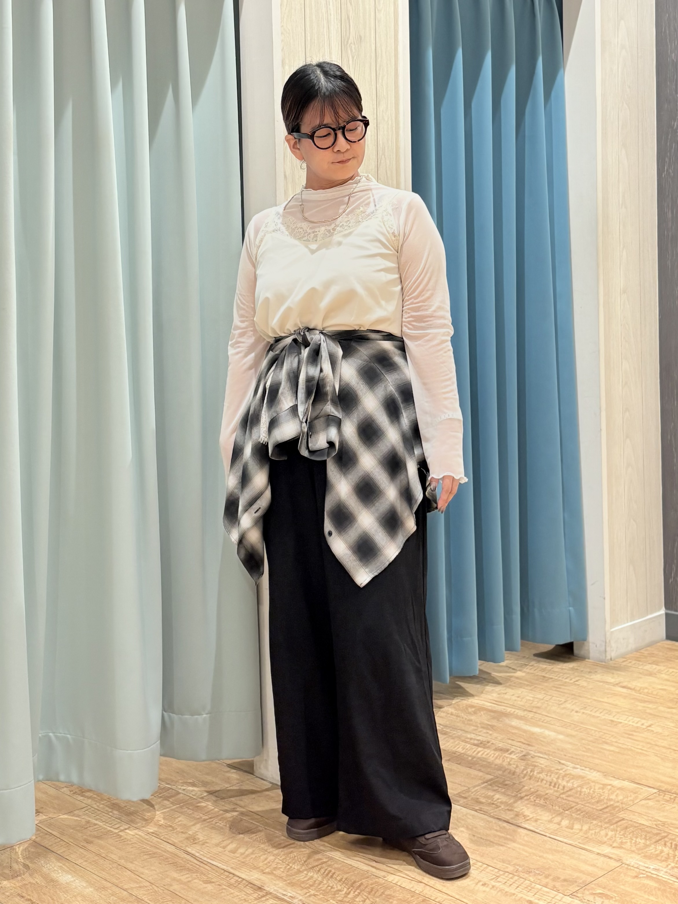 砂糖さんの「SHOO･LA･RUE｜【洗濯後しわになりにくい/S-LL】こなれ見え ゆるっと キーネック金ボタンポケットシャツ」を使ったコーディネート