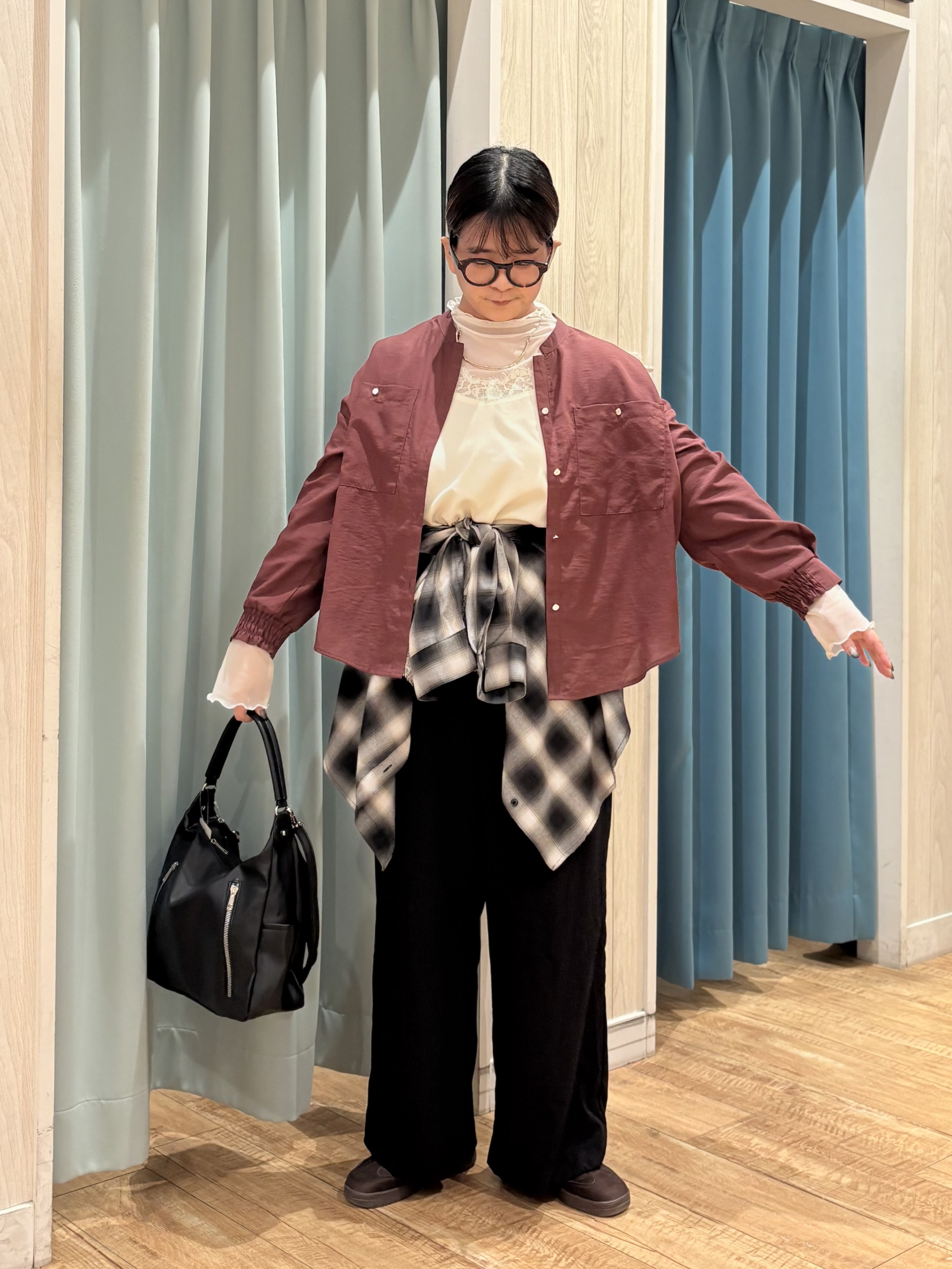 砂糖さんの「SHOO･LA･RUE｜【洗濯後しわになりにくい/S-LL】こなれ見え ゆるっと キーネック金ボタンポケットシャツ」を使ったコーディネート