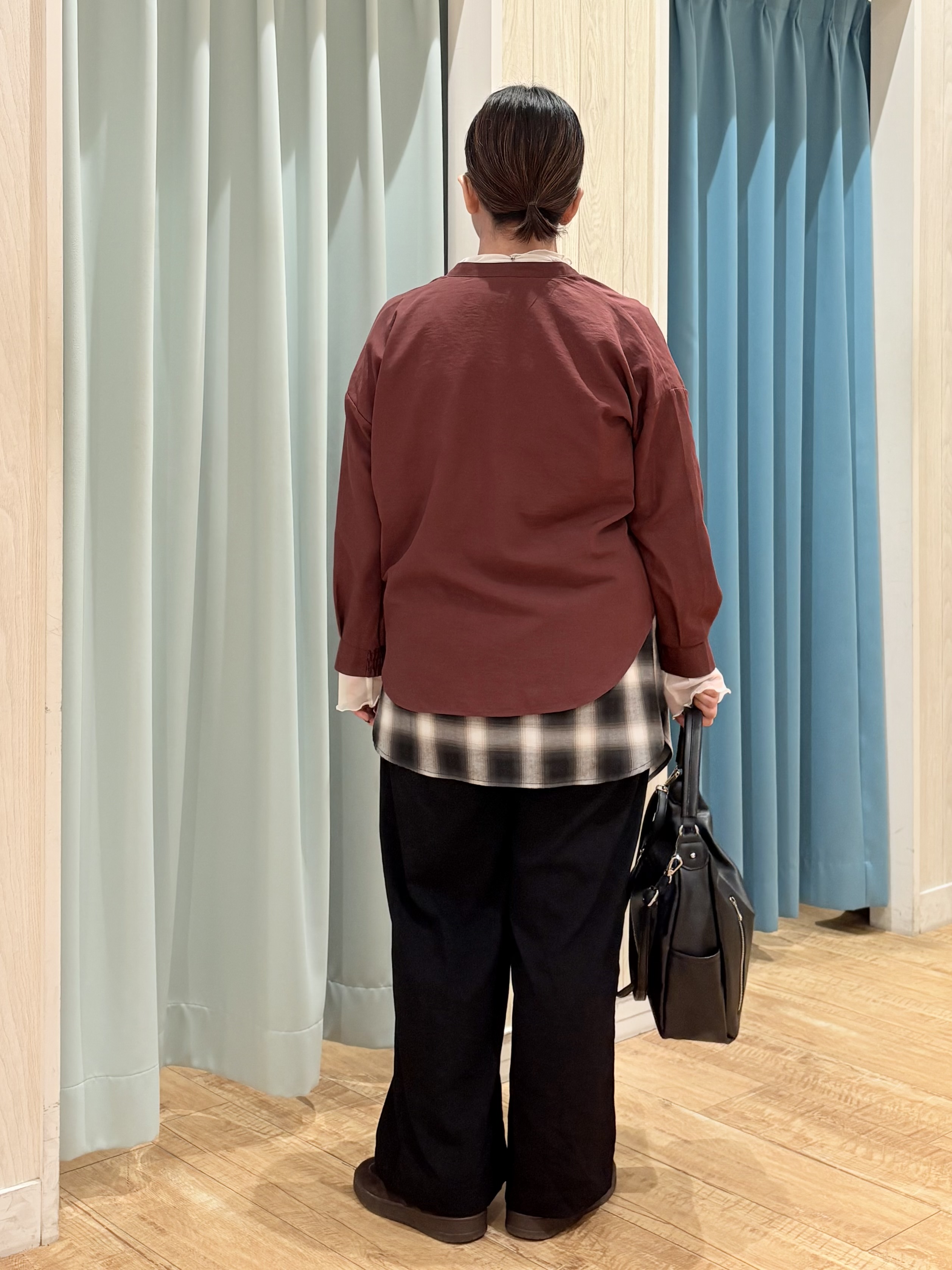 砂糖さんの「SHOO･LA･RUE｜【洗濯後しわになりにくい/S-LL】こなれ見え ゆるっと キーネック金ボタンポケットシャツ」を使ったコーディネート