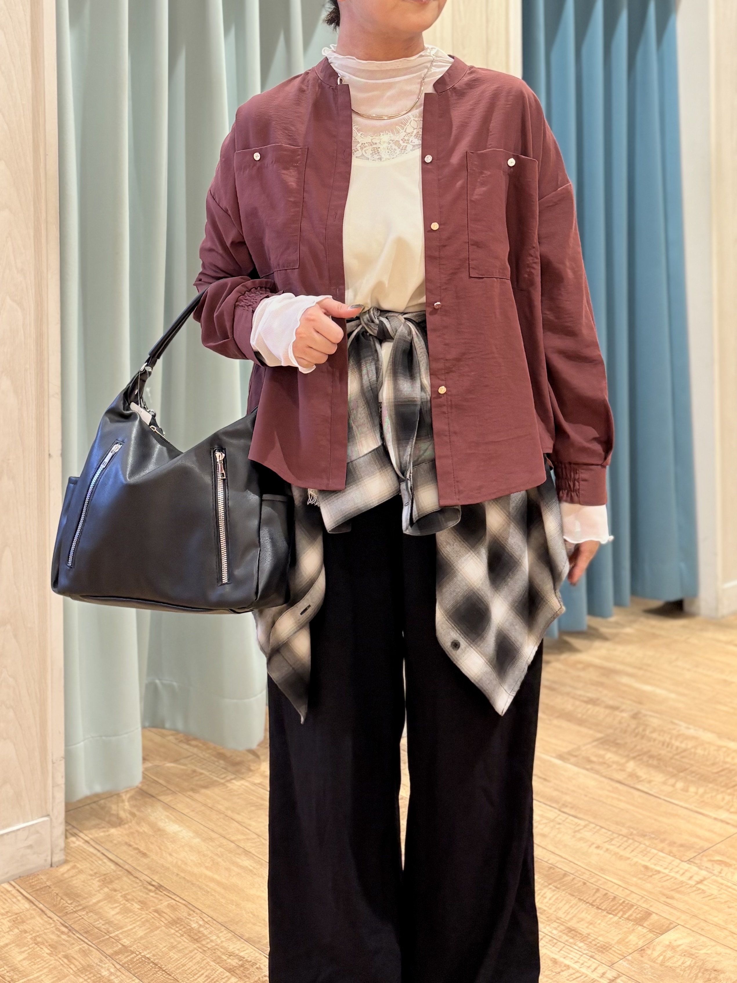砂糖さんの「SHOO･LA･RUE｜【洗濯後しわになりにくい/S-LL】こなれ見え ゆるっと キーネック金ボタンポケットシャツ」を使ったコーディネート