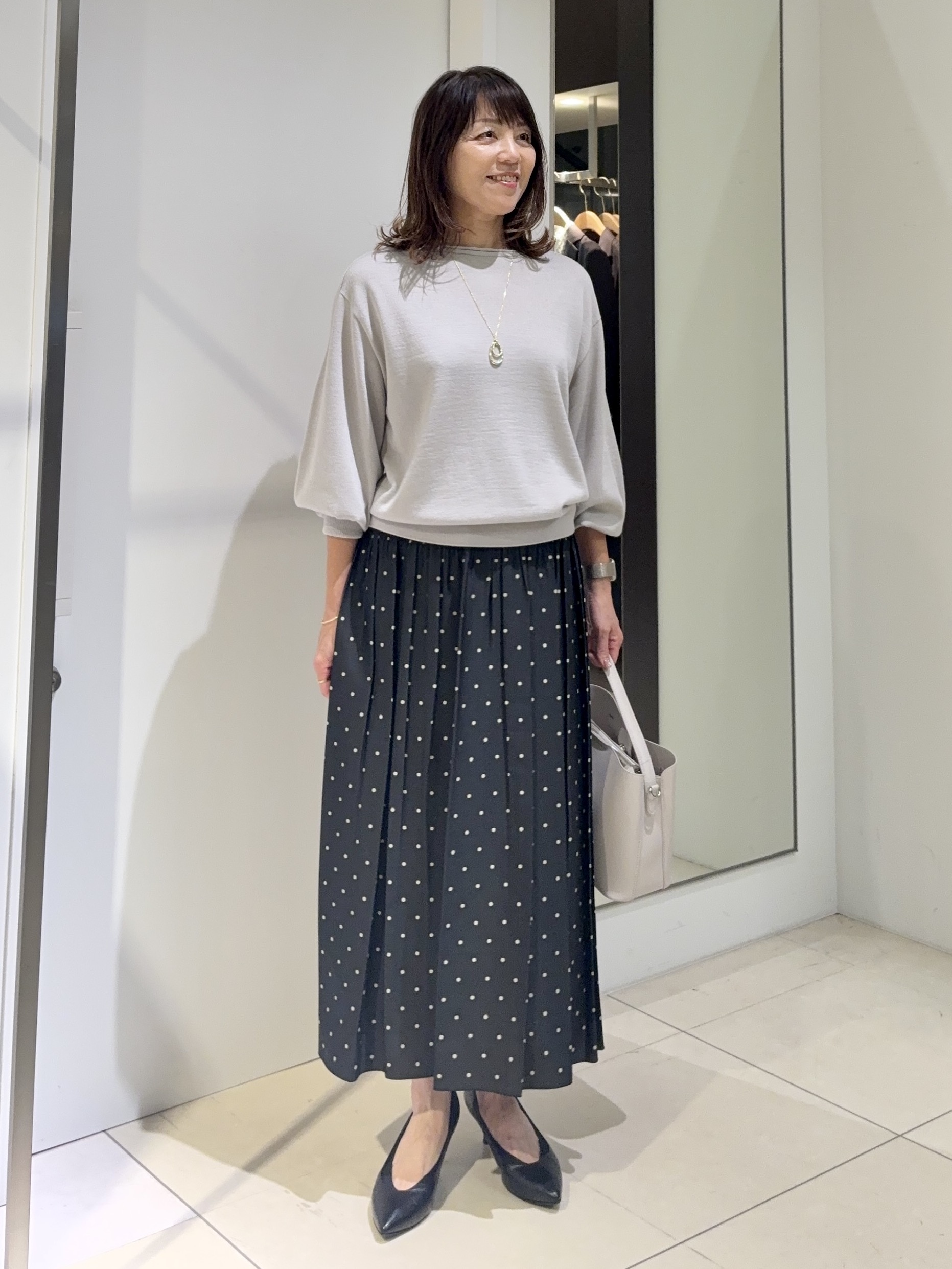 tomoさんの「UNTITLED｜【大人の抜け感/8色展開】ボリュームスリーブニットプルオーバー」を使ったコーディネート