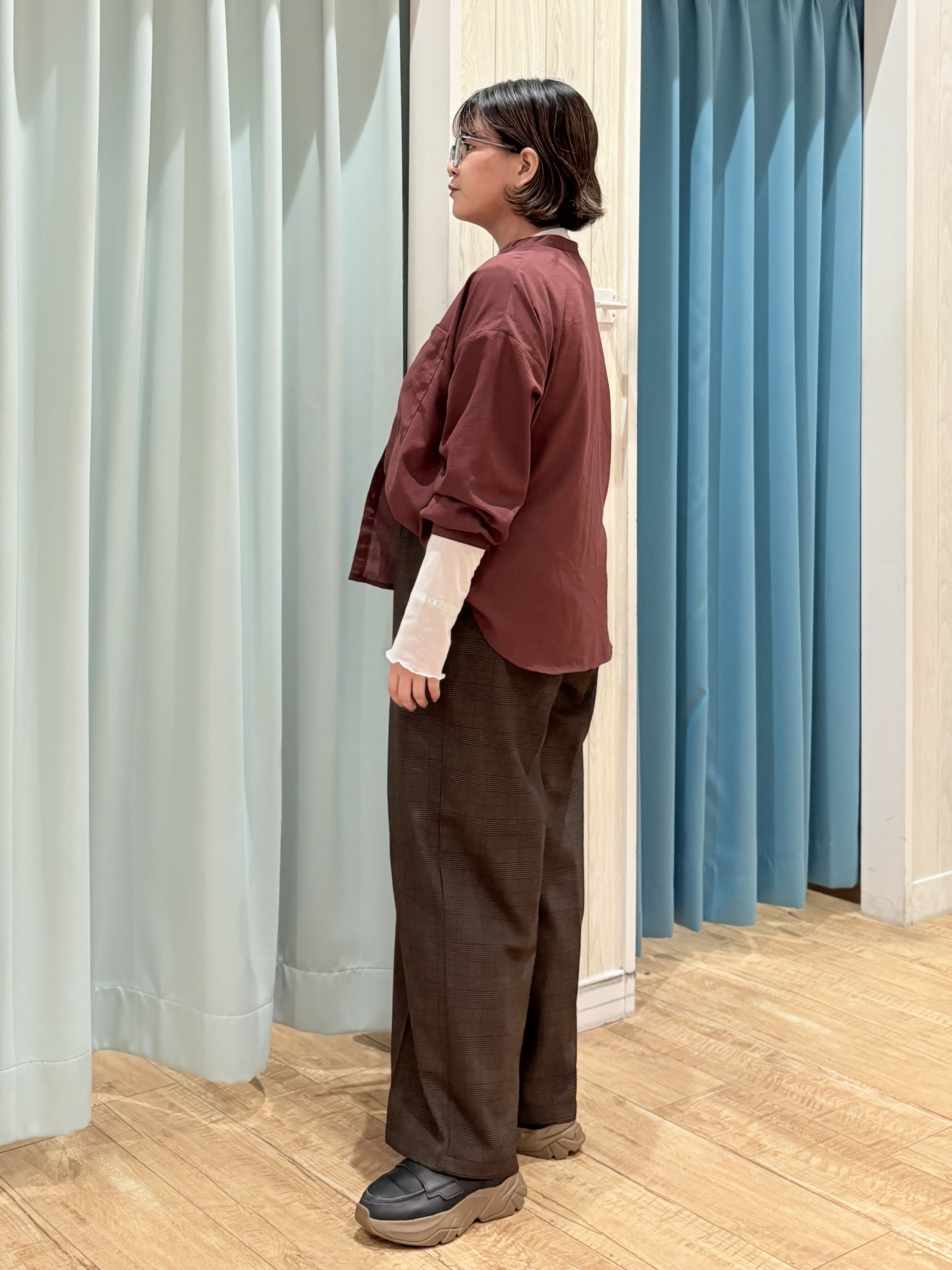 砂糖さんの「SHOO･LA･RUE｜【洗濯後しわになりにくい/S-LL】こなれ見え ゆるっと キーネック金ボタンポケットシャツ」を使ったコーディネート