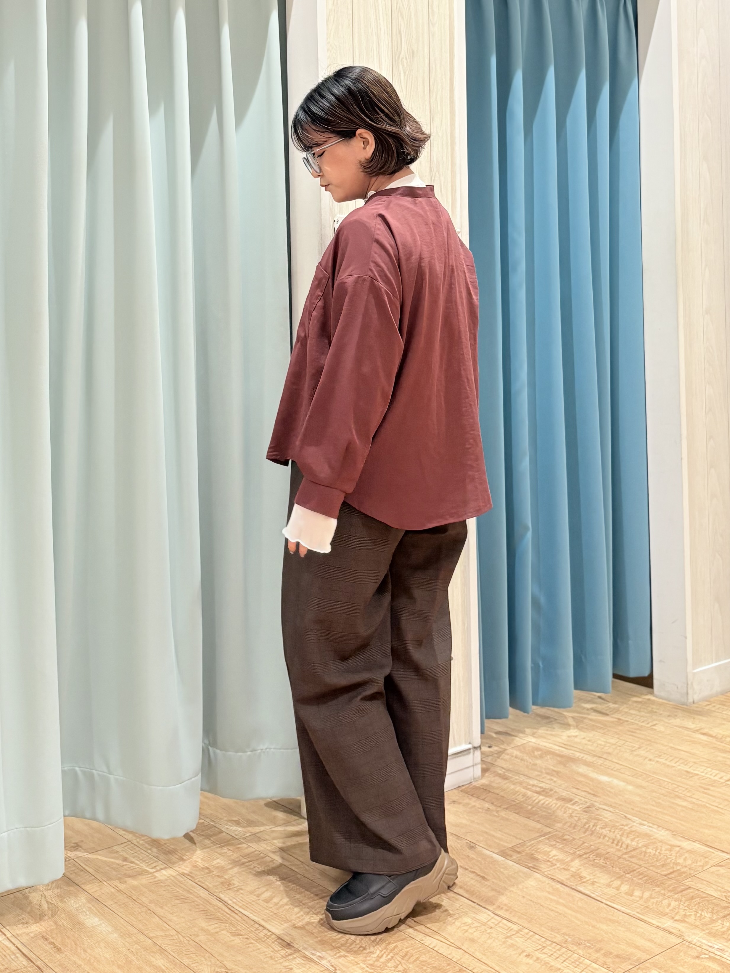 砂糖さんの「SHOO･LA･RUE｜【洗濯後しわになりにくい/S-LL】こなれ見え ゆるっと キーネック金ボタンポケットシャツ」を使ったコーディネート