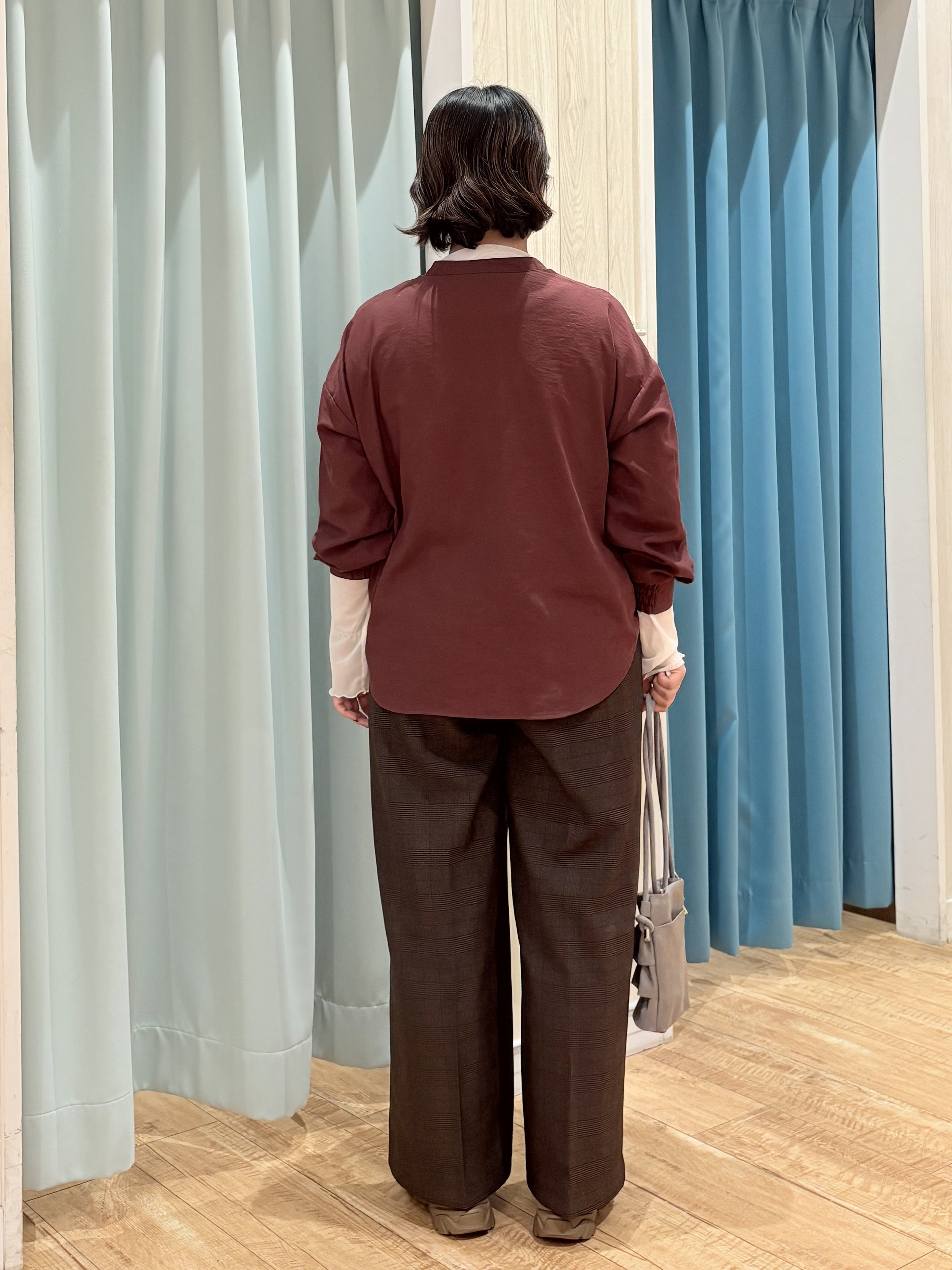砂糖さんの「SHOO･LA･RUE｜【洗濯後しわになりにくい/S-LL】こなれ見え ゆるっと キーネック金ボタンポケットシャツ」を使ったコーディネート