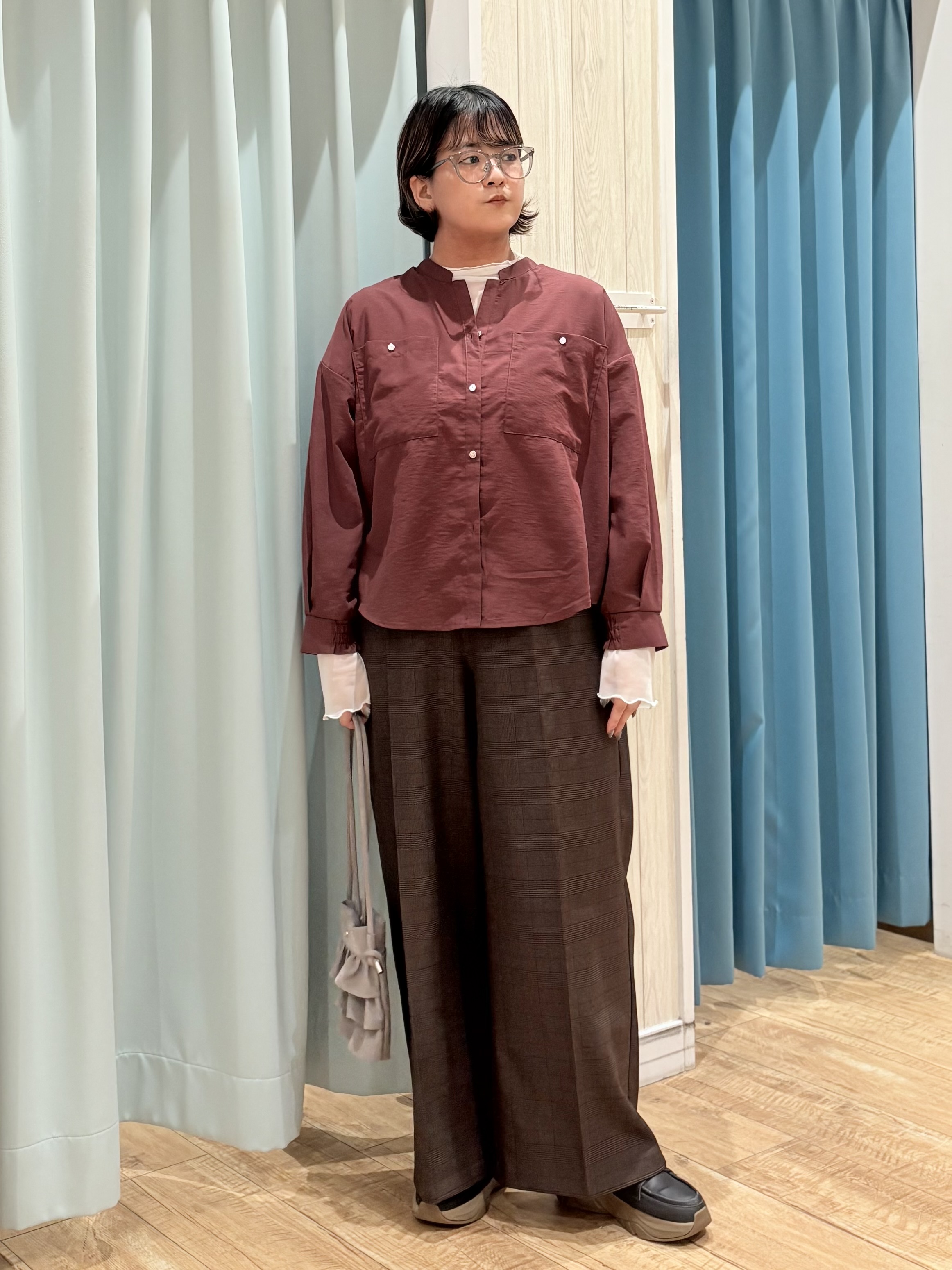 砂糖さんの「SHOO･LA･RUE｜【洗濯後しわになりにくい/S-LL】こなれ見え ゆるっと キーネック金ボタンポケットシャツ」を使ったコーディネート