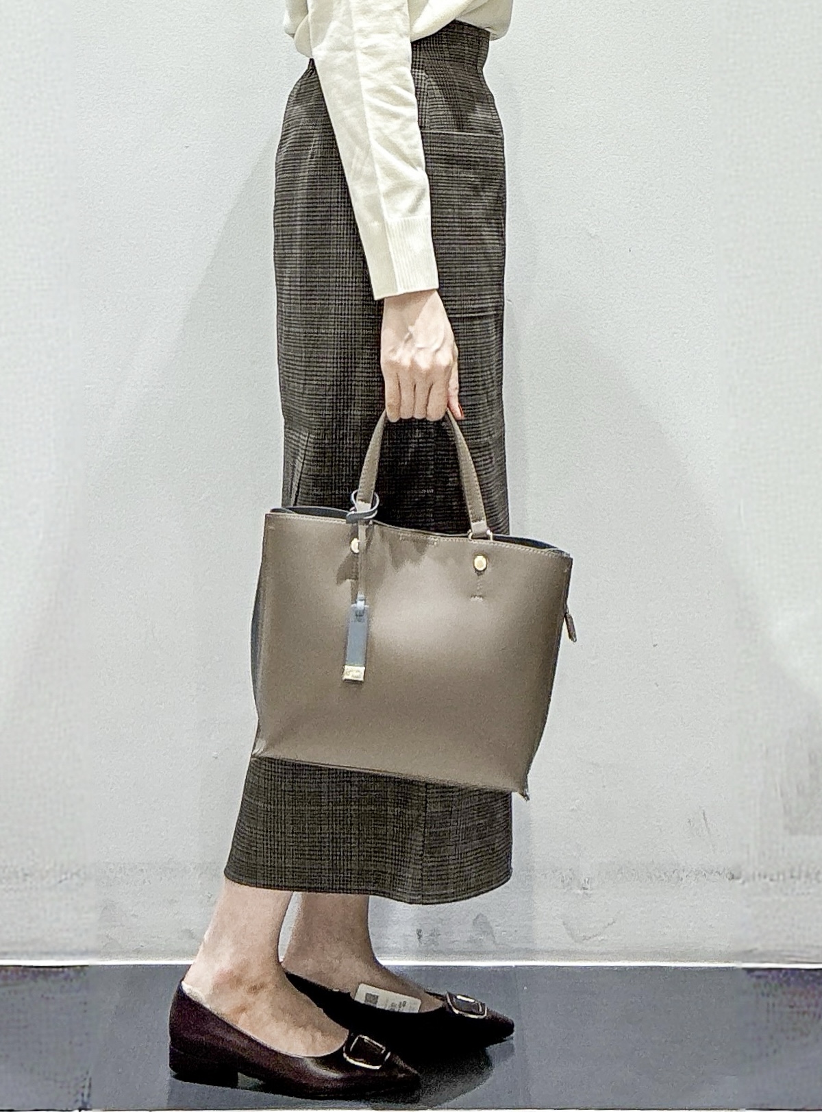 もんちゃんさんの「OPAQUE.CLIP｜レース付きVネックニット【洗濯機OK】」を使ったコーディネート
