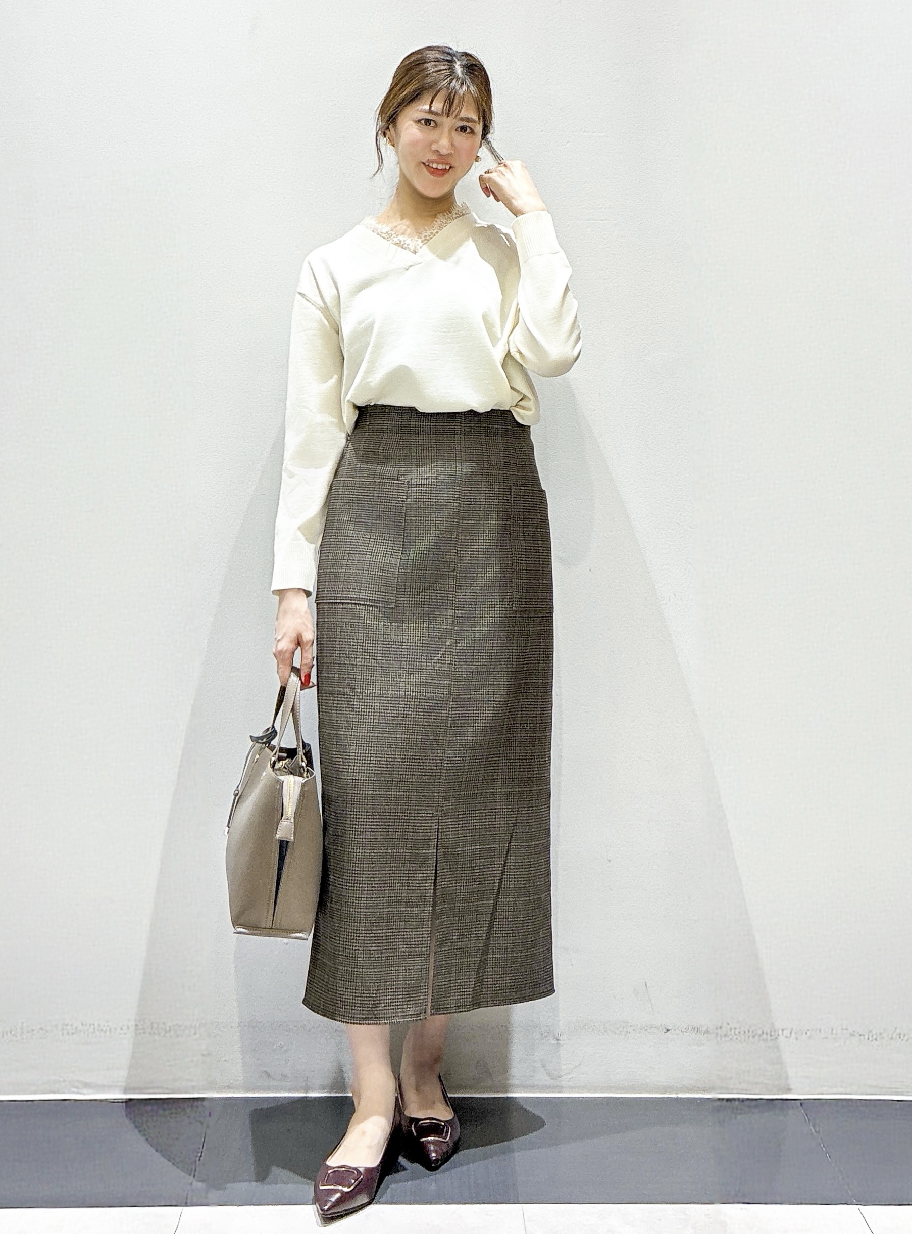 もんちゃんさんの「OPAQUE.CLIP｜レース付きVネックニット【洗濯機OK】」を使ったコーディネート