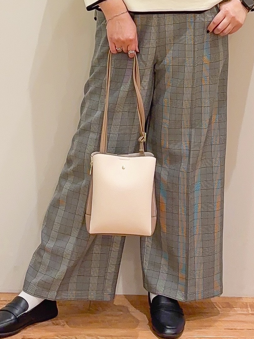 naoさんの「SHOO･LA･RUE｜【洗濯機可/S-LL】抜け感ある着こなしに 金ボタン付き スポンディッシュ クルーネックニット」を使ったコーディネート