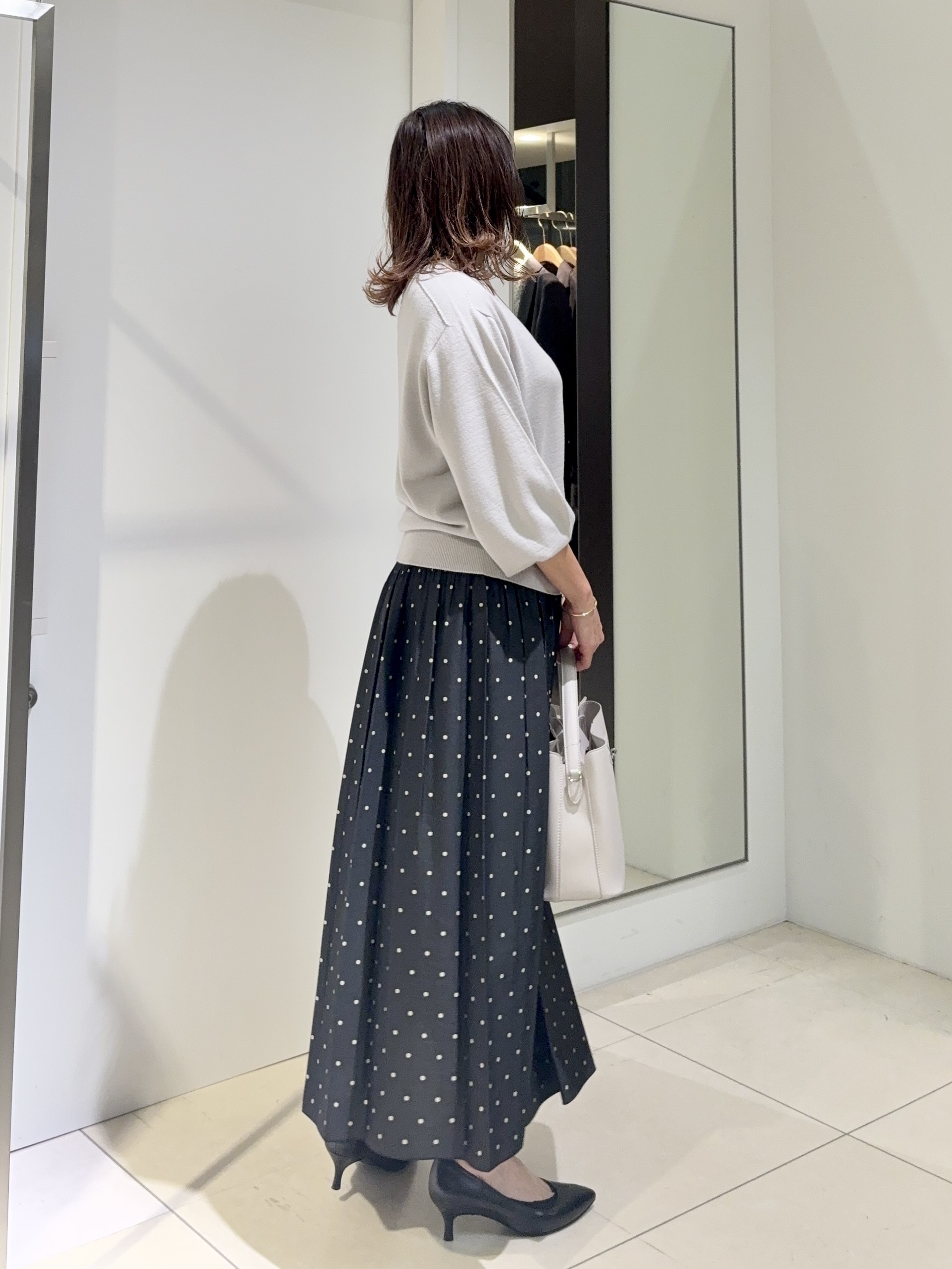 tomoさんの「UNTITLED｜【大人の抜け感/8色展開】ボリュームスリーブニットプルオーバー」を使ったコーディネート