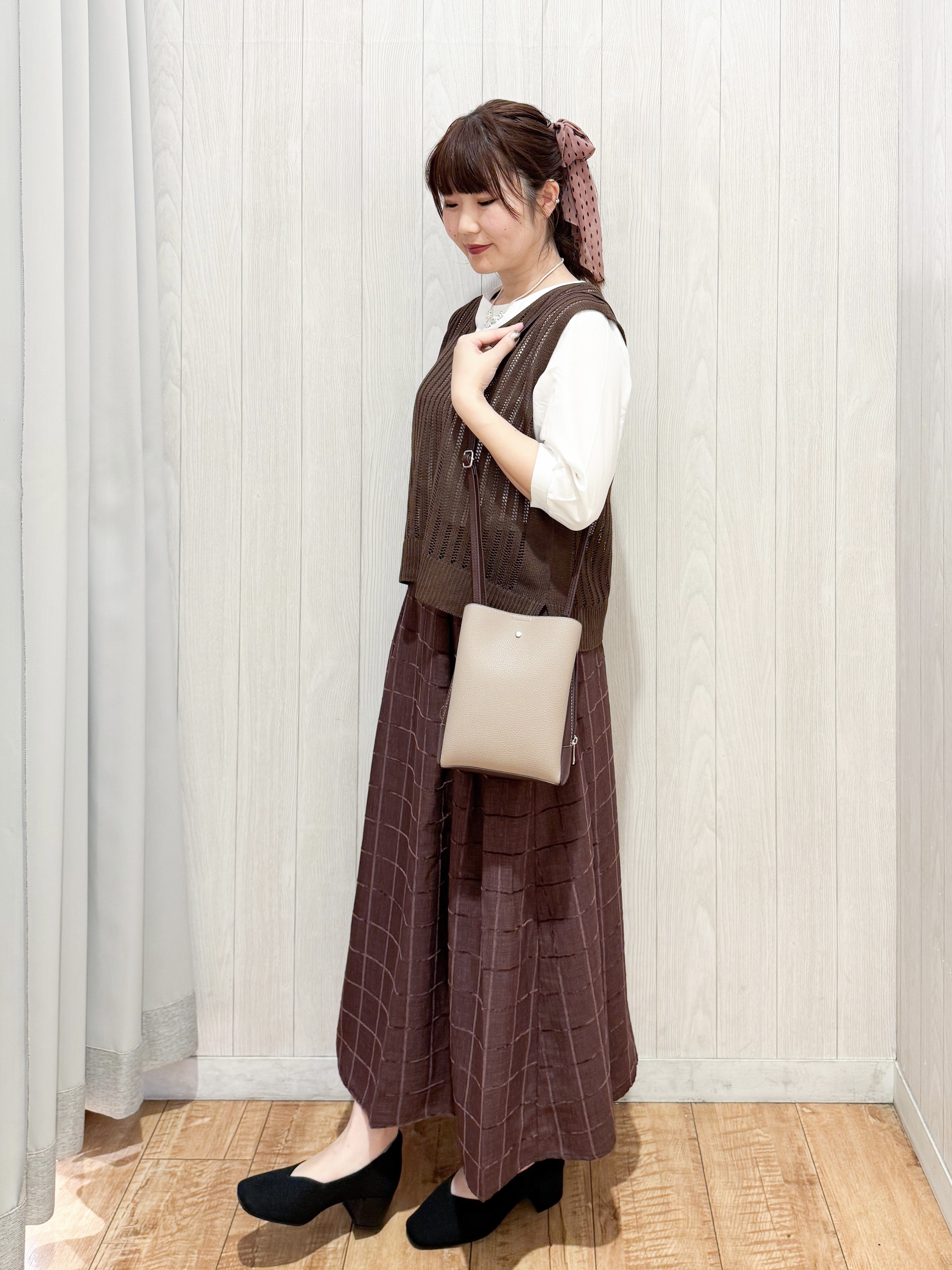 愛さんの「SHOO･LA･RUE｜【2点セット/洗濯機可/S-LL】時短でコーデ決まる 透かし編みニットベスト＋5分袖シャツ」を使ったコーディネート