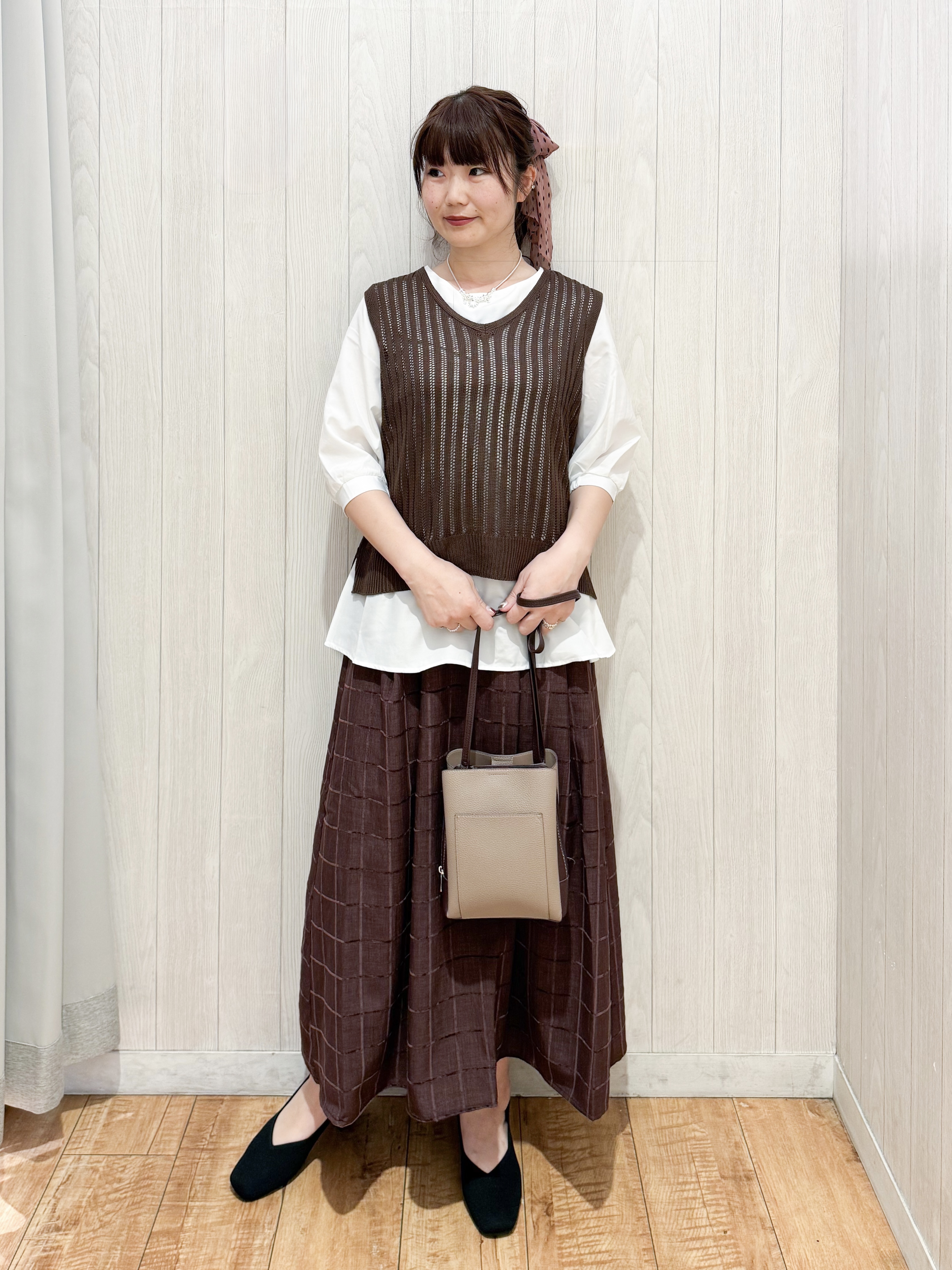 愛さんの「SHOO･LA･RUE｜【2点セット/洗濯機可/S-LL】時短でコーデ決まる 透かし編みニットベスト＋5分袖シャツ」を使ったコーディネート