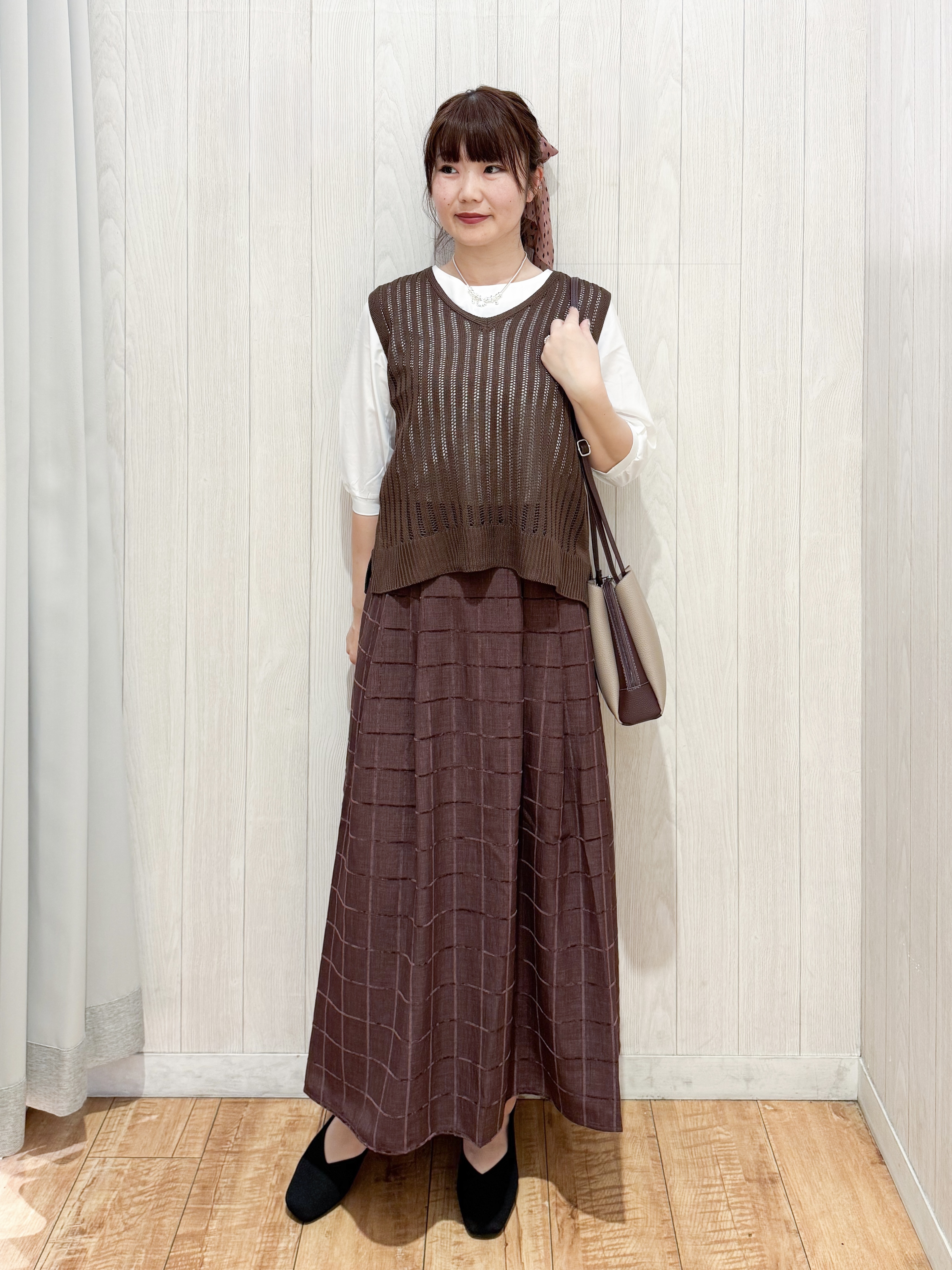 愛さんの「SHOO･LA･RUE｜【2点セット/洗濯機可/S-LL】時短でコーデ決まる 透かし編みニットベスト＋5分袖シャツ」を使ったコーディネート