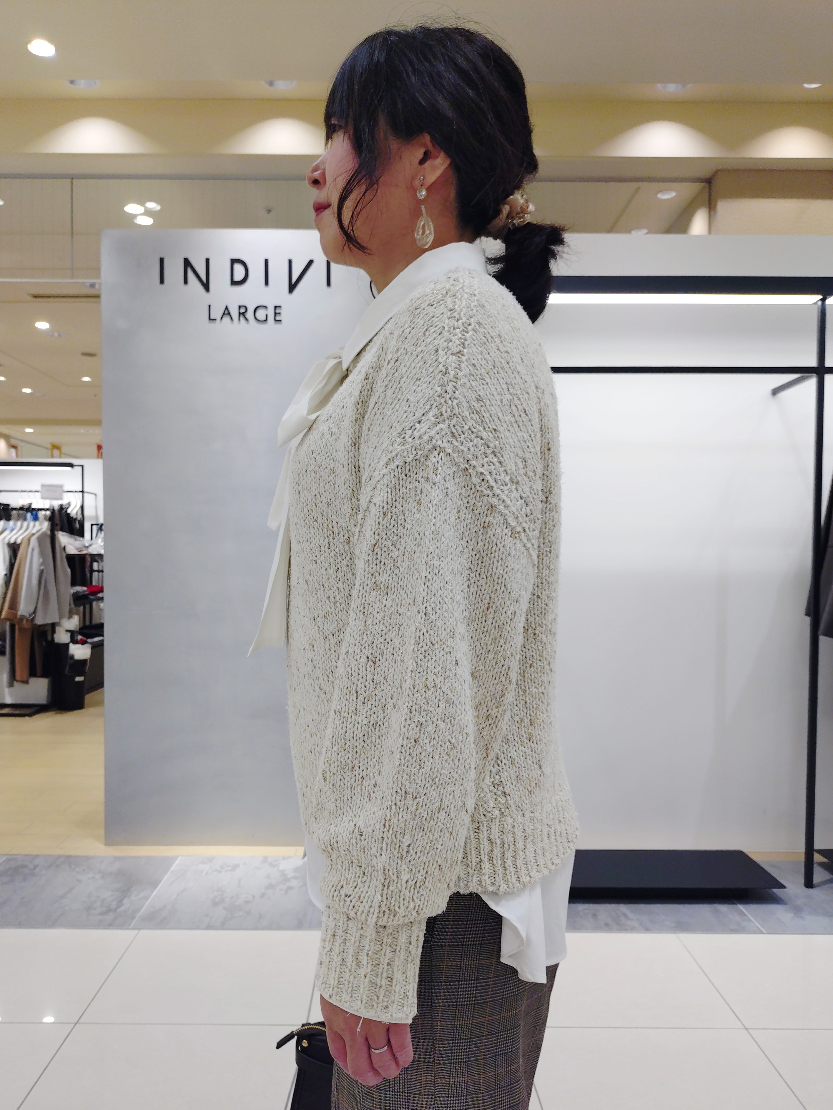 TOMOMIさんの「INDIVI｜【ストレッチ◎】取外し可ボウタイシャツ」を使ったコーディネート