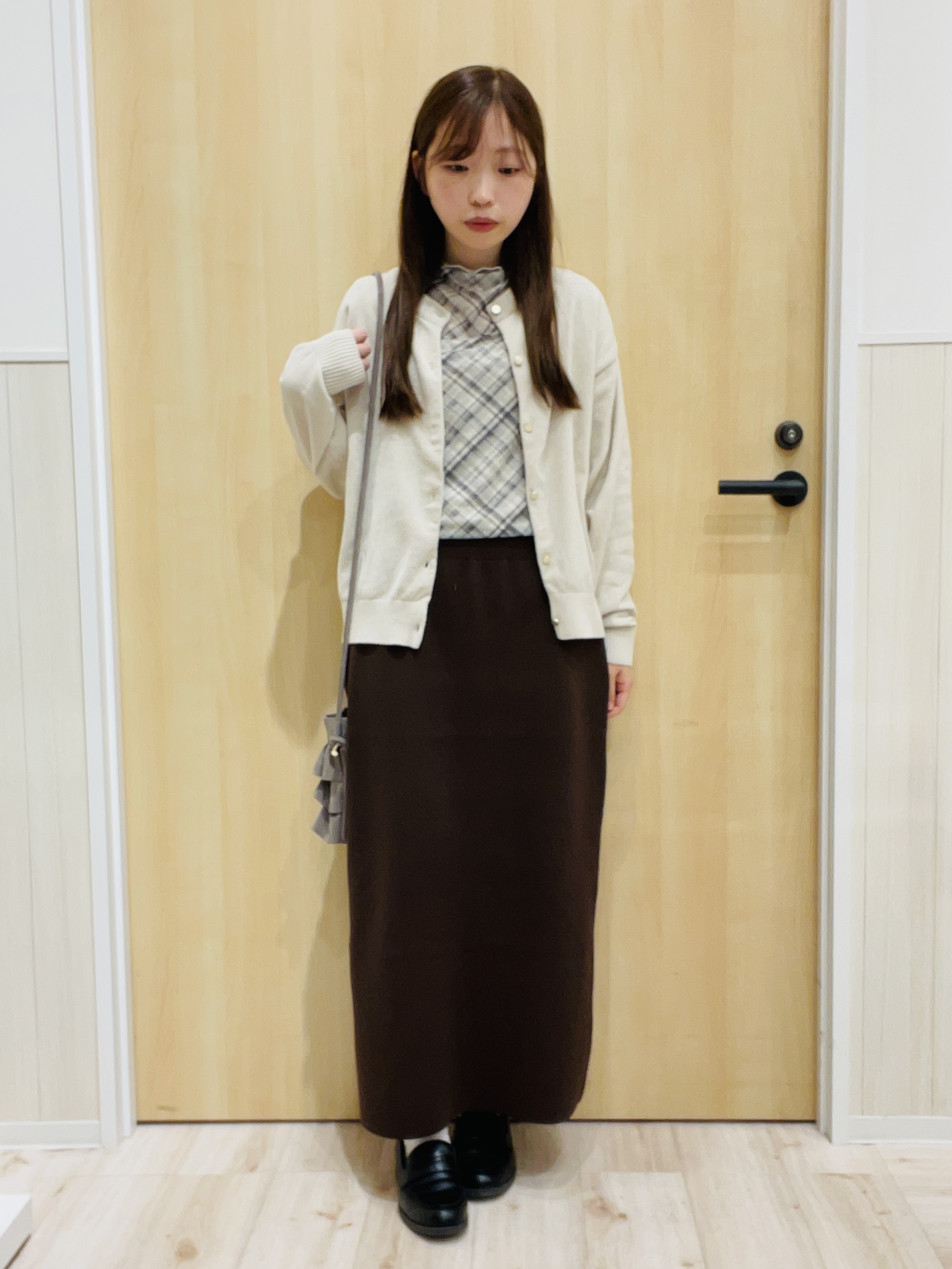 minamiさんの「SHOO･LA･RUE｜【S-LL/洗濯機可】手触りやわらか ミニモール金ボタンカーディガン」を使ったコーディネート
