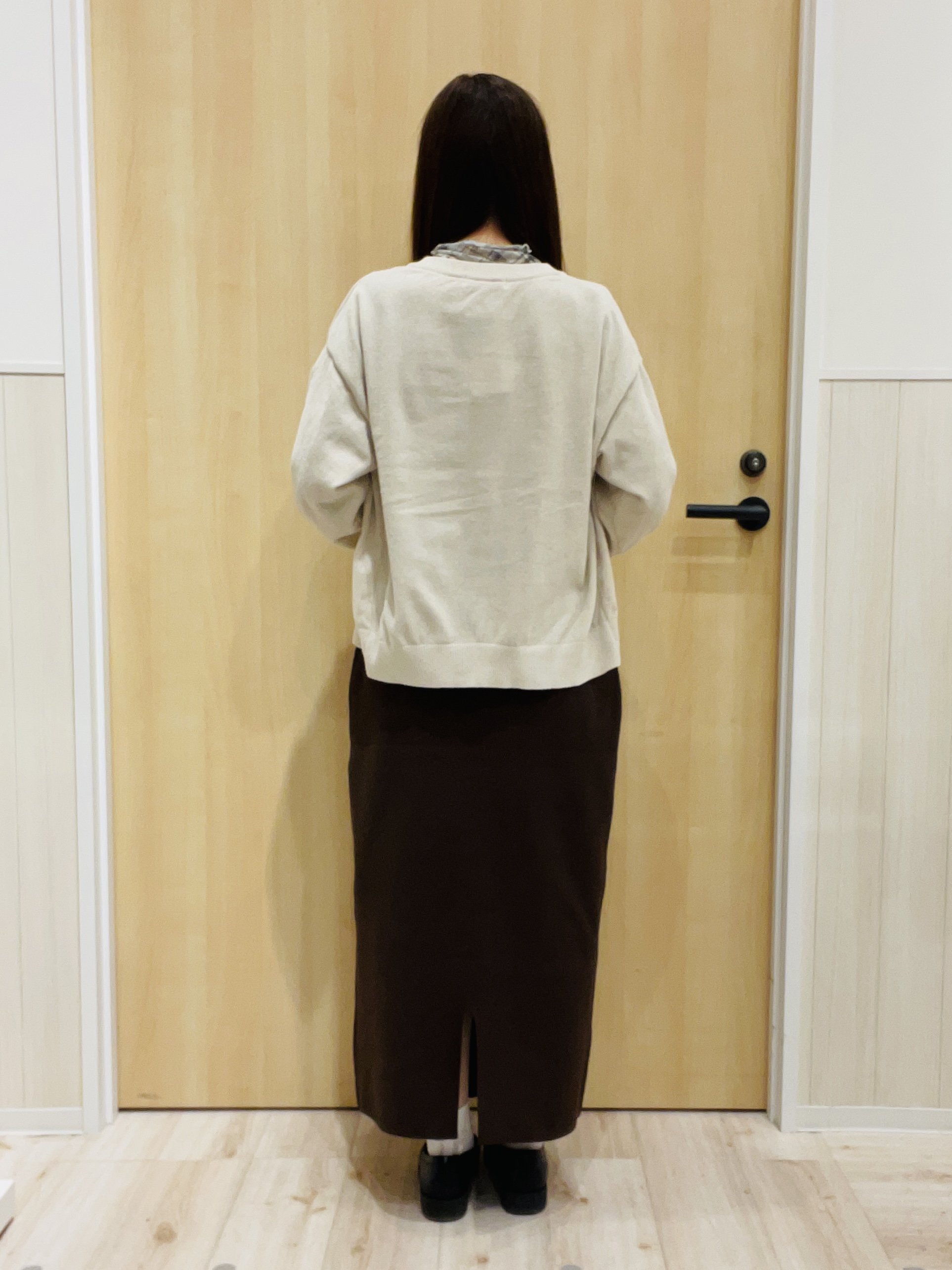 minamiさんの「SHOO･LA･RUE｜【S-LL/洗濯機可】手触りやわらか ミニモール金ボタンカーディガン」を使ったコーディネート
