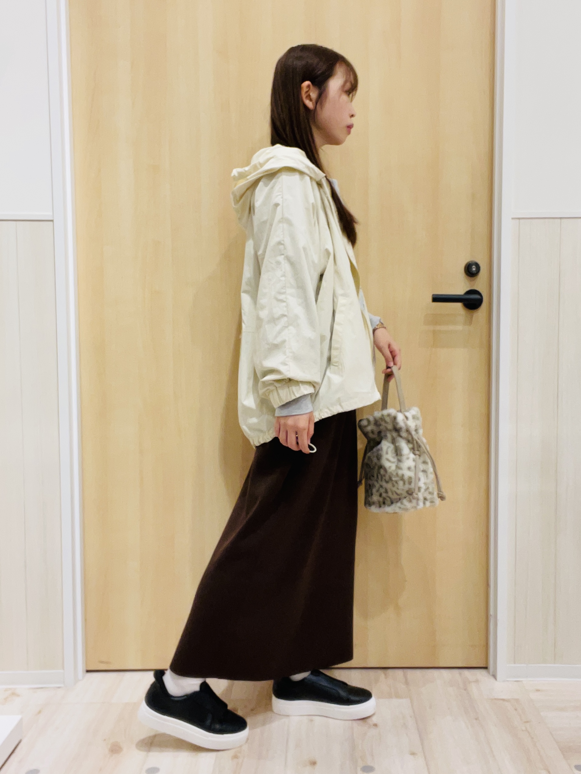 minamiさんの「SHOO･LA･RUE｜【S-LL/撥水】ゴールドパーツで女性らしく ギャザーブルゾン」を使ったコーディネート