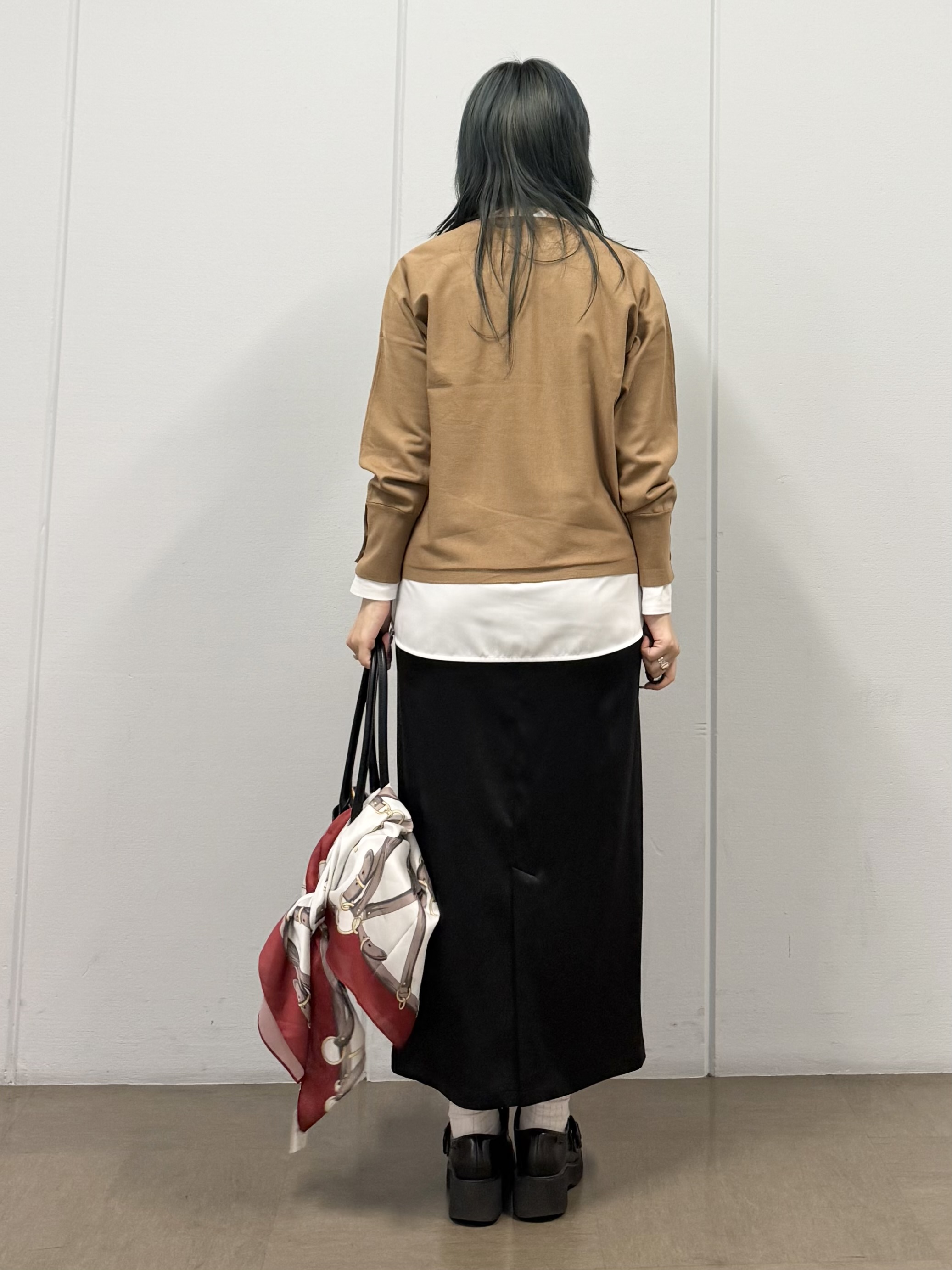 mizukiさんの「INDIVI｜【選べる6色／ストレッチ◎】きれいめドルマンスリーブニット」を使ったコーディネート