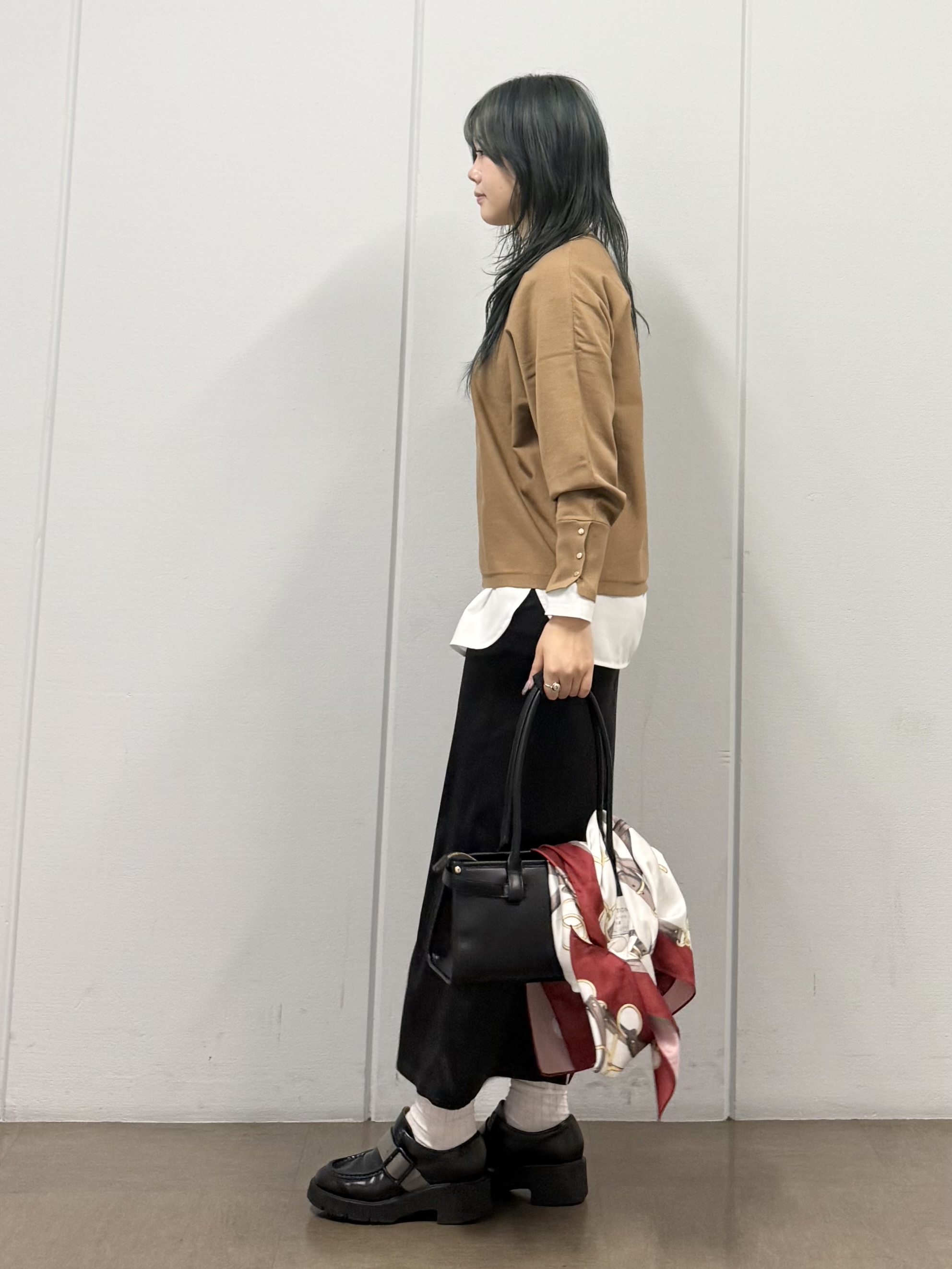 mizukiさんの「INDIVI｜【選べる6色／ストレッチ◎】きれいめドルマンスリーブニット」を使ったコーディネート