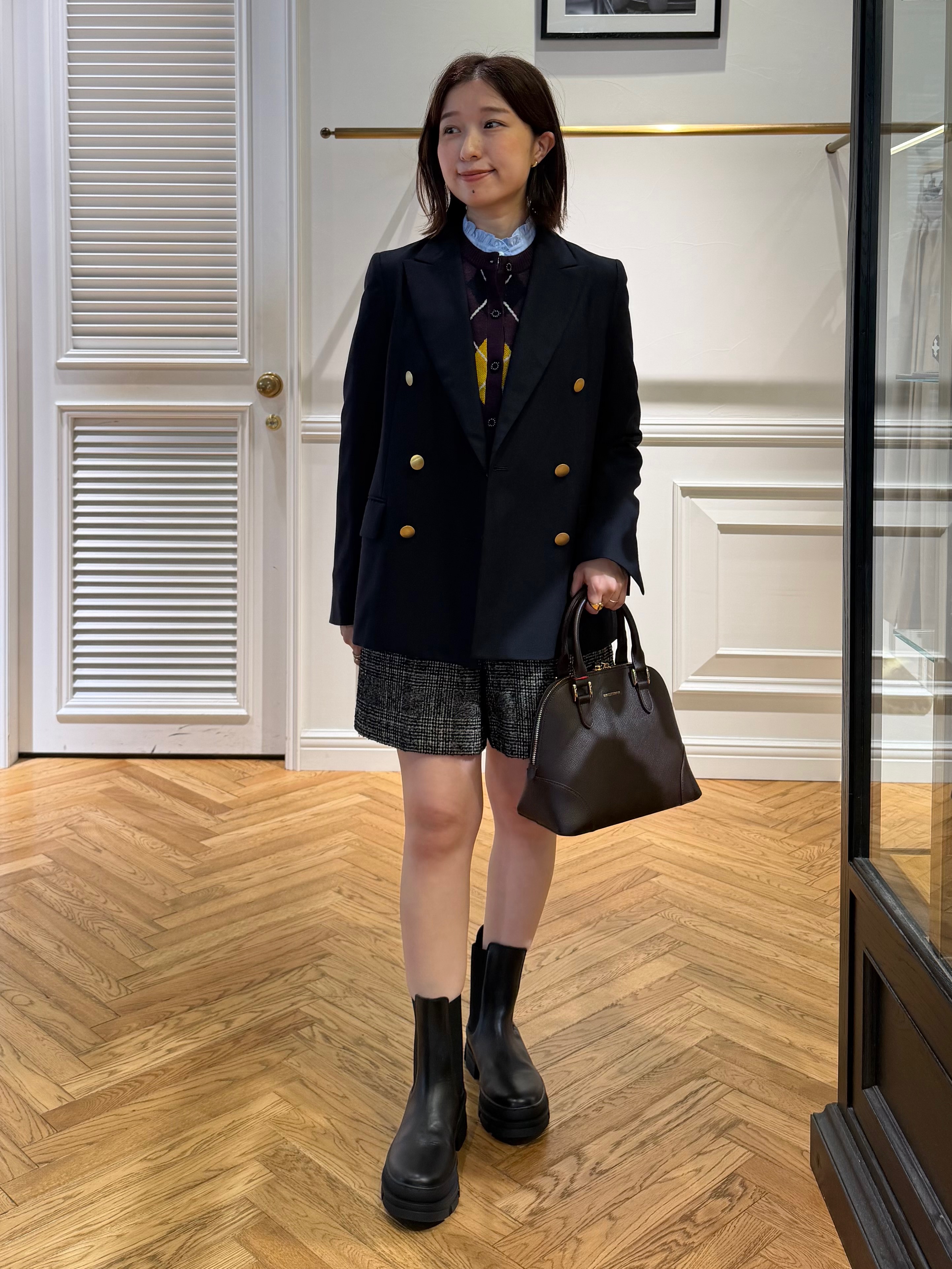 つじ まこさんの「DRESSTERIOR｜【オケージョン対応】スタンドフリルシャツ」を使ったコーディネート