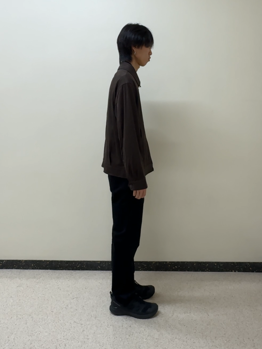 平畑慶さんの「TAKEO KIKUCHI｜デニム＆スウェード調 ジップブルゾン」を使ったコーディネート