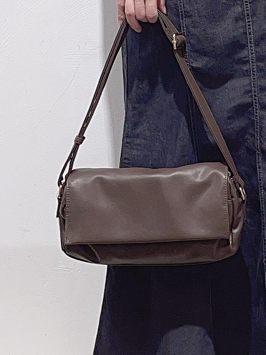 HITOMIさんの「grove｜【前後2WAY】さりげなく、上品にきらめく ニットカーディガン」を使ったコーディネート