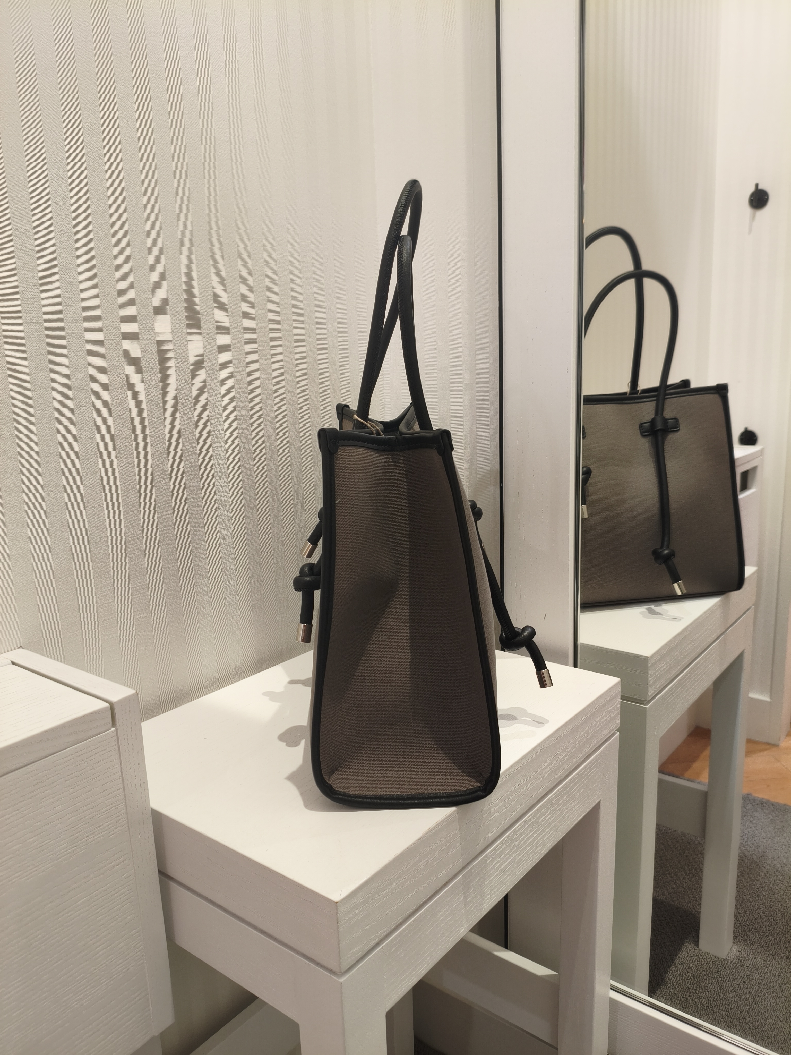 AIKOsanさんの「Dessin｜【高レビュー/洗える/7色展開】フロントフリルブラウス」を使ったコーディネート