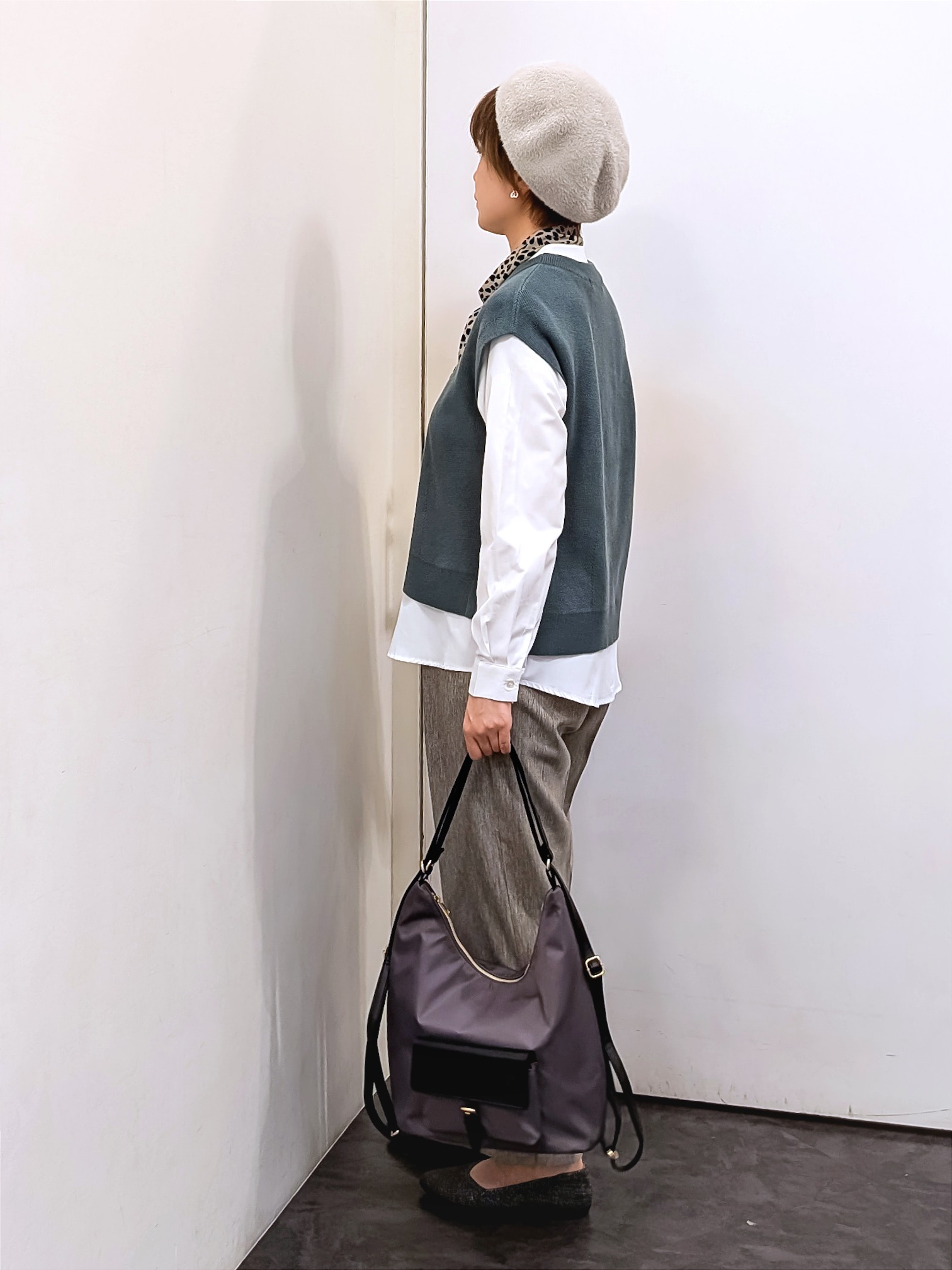 やまちゃんさんの「grove｜【2点セット/時短・着回し】着るだけでコーデが完成 ニットベスト&times;シャツ」を使ったコーディネート
