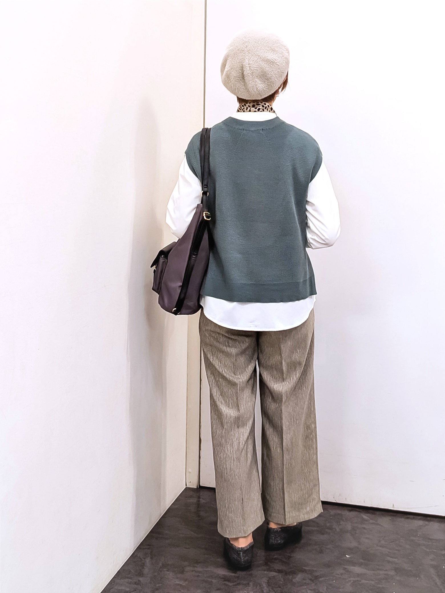 やまちゃんさんの「grove｜【2点セット/時短・着回し】着るだけでコーデが完成 ニットベスト&times;シャツ」を使ったコーディネート